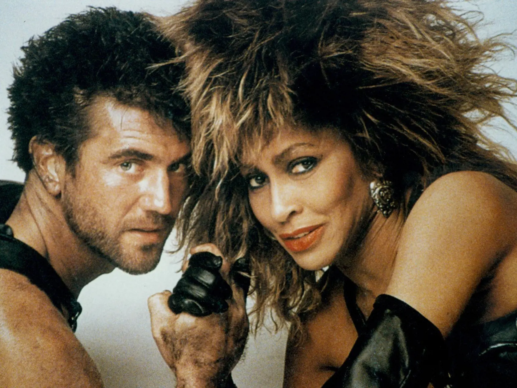 Tina po boku Mela Gibsona v kultovom filme MAD MAX.