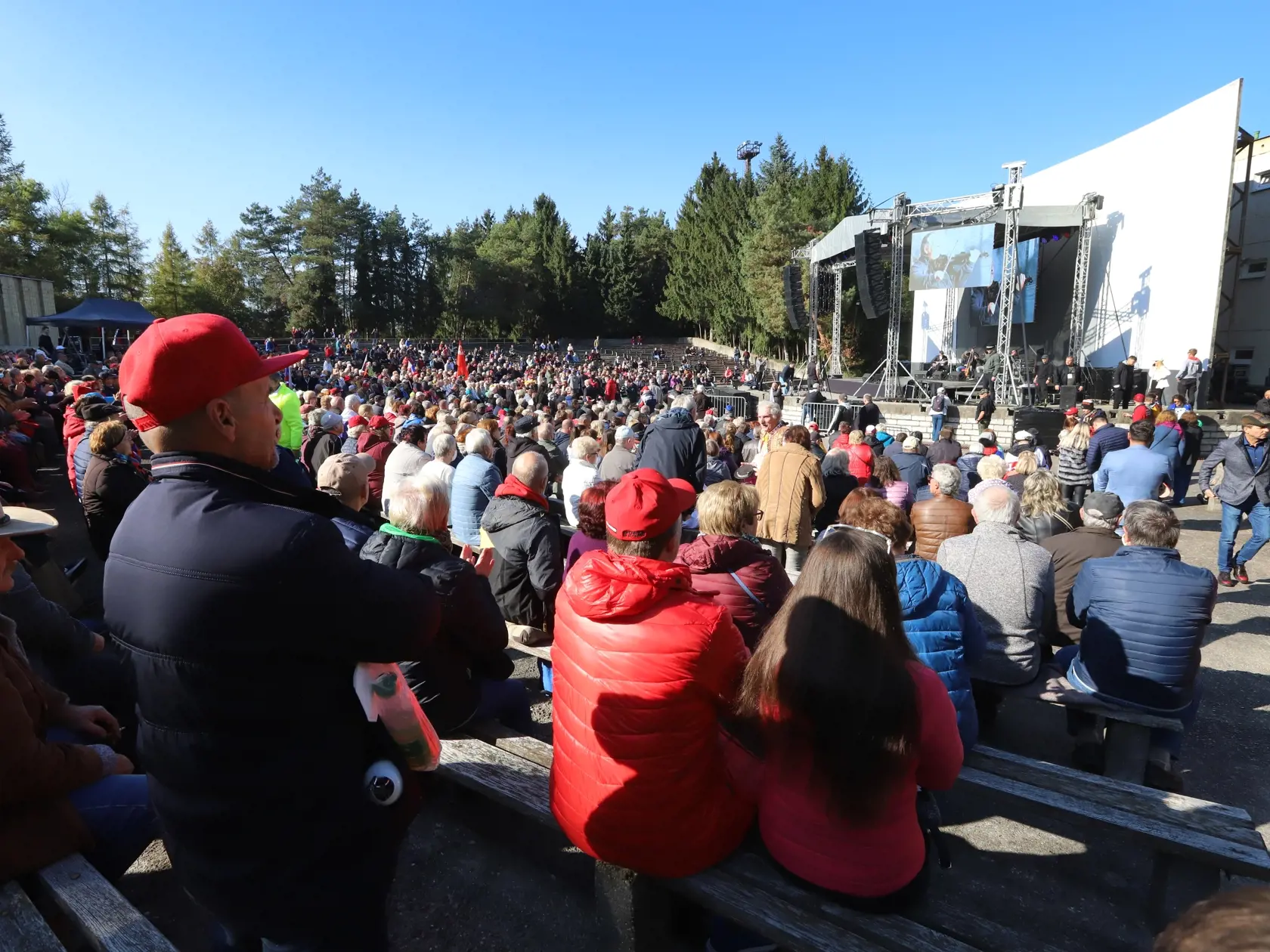 Na snímke účastníci protivládneho podujatia "čapicový protest", ktorý zorganizoval poslanec Národnej rady SR (NR SR) Robert Fico (Smer-SD), ku ktorému sa pridali strany SNS a Republika v Rimavskej Sobote 17. októbra 2021. FOTO TASR - Ján Krošlák
