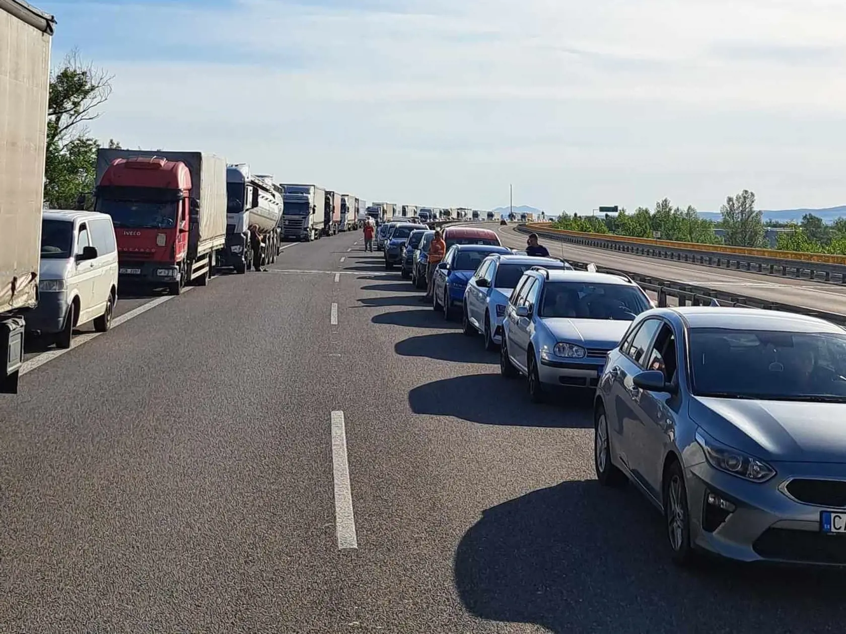 Na diaľnici pristál aj vrtuľník. Kamión podľa svedka vrazil do policajného auta aj do hasičov.