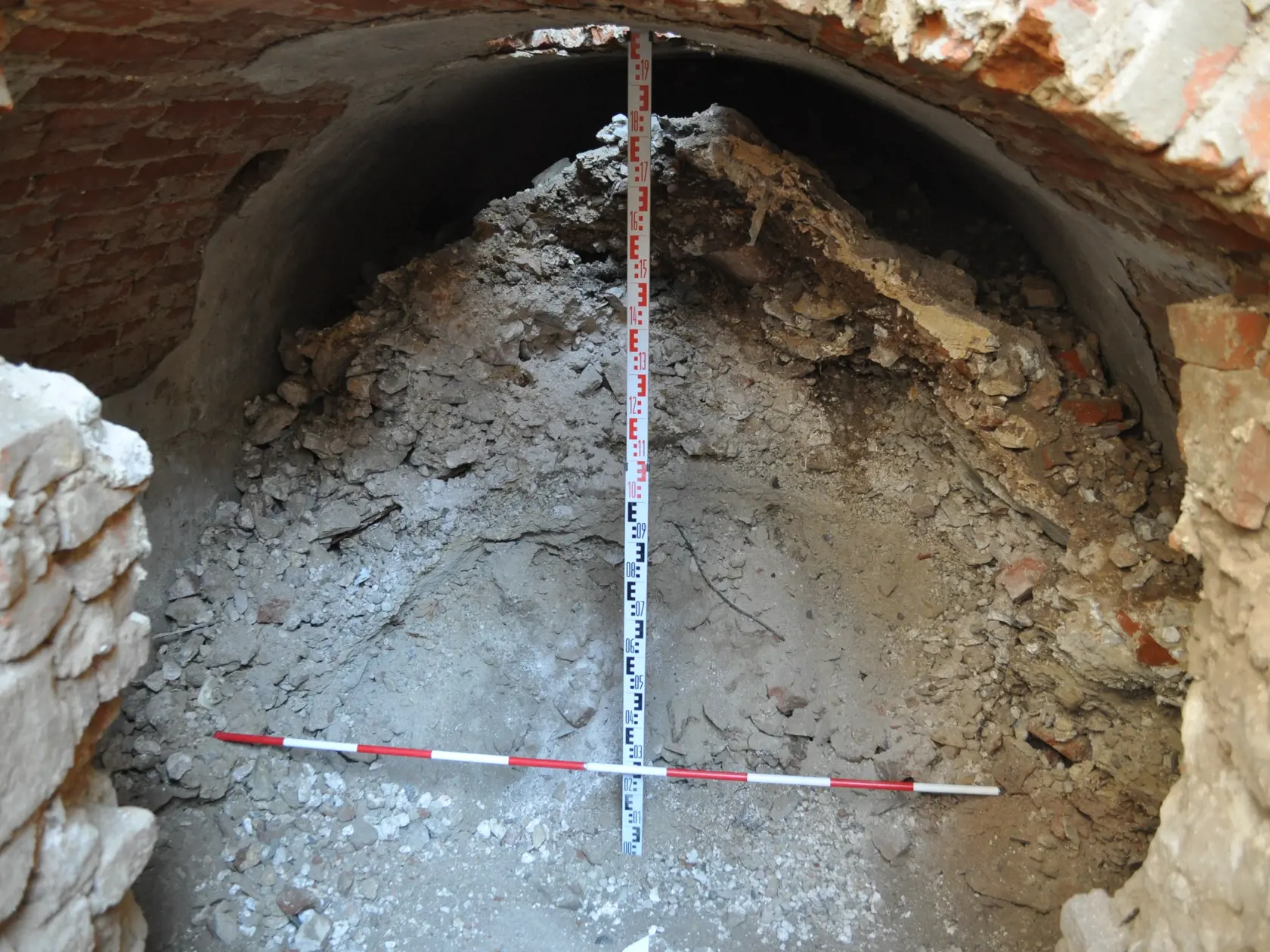 Kúsok po kúsku archeológovia odkrývali kryptu na Trenčianskom hrade.