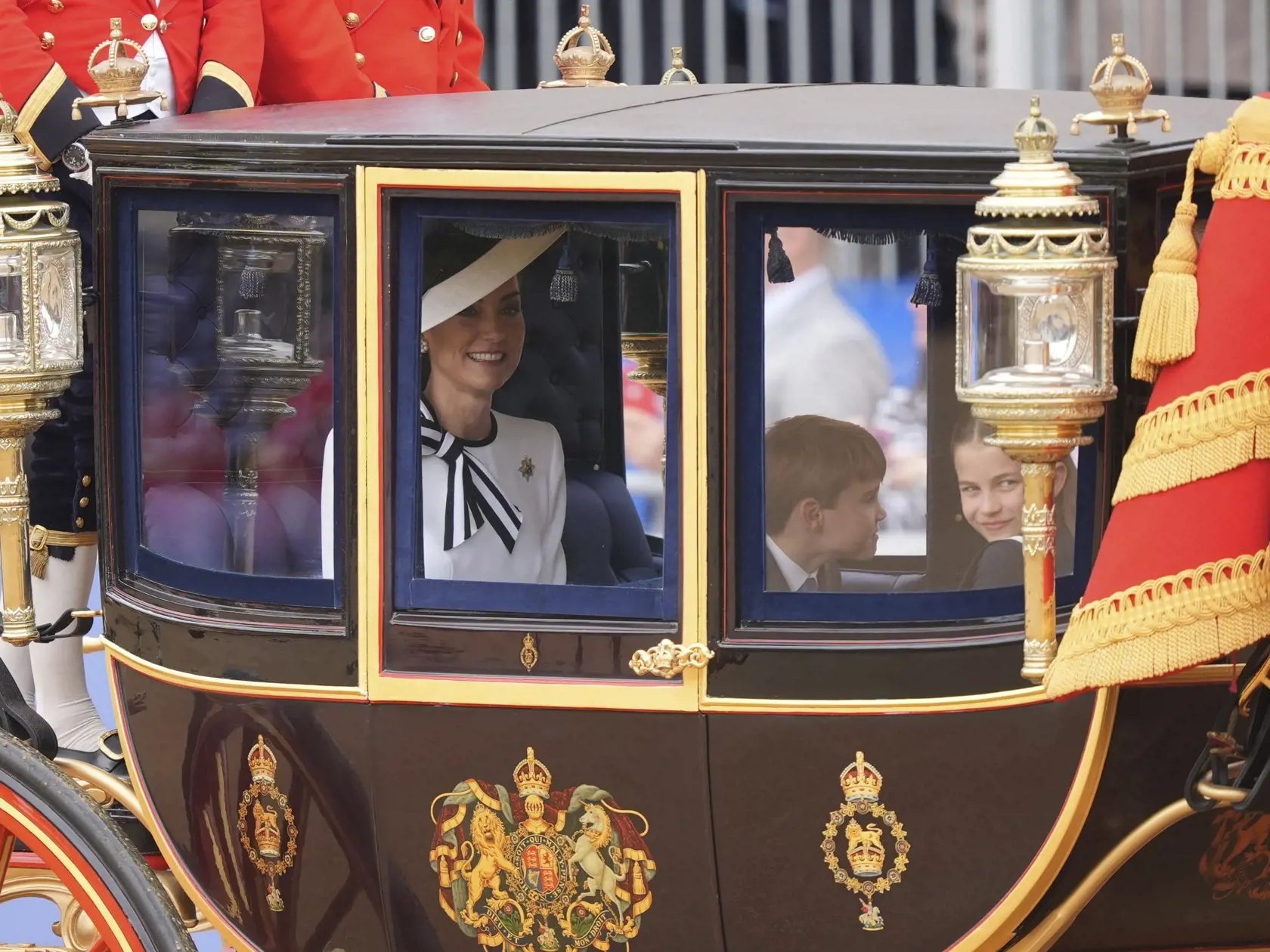 WA 27 Londýn - Kate, princezná z Walesu a jej dve deti princ Louis a princezná Charlotte prichádzajú v koči na vojenskú prehliadku Trooping the Colour na počesť narodenín britského kráľa Karola III. v Londýne v sobotu 15. júna 2024. Ide o jej prvé verejné vystúpenie od začiatku roka. Catherine (42) koncom marca prostredníctvom videozáznamu oznámila, že jej diagnostikovali onkologické ochorenie a podrobuje sa chemoterapii. Konkrétny typ rakoviny, ktorým trpí, nespresnila.  Samotnému 75-ročnému kr