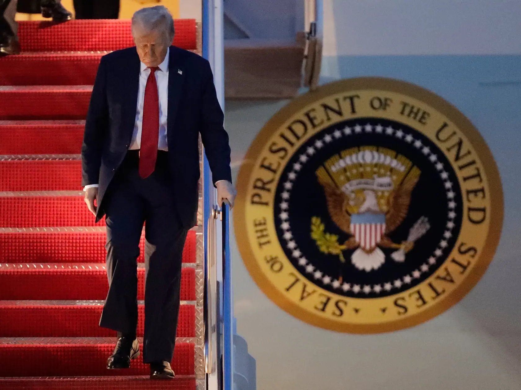 KK3  Letecká základňa Andrews - Na snímke americký prezident Donald Trump vystupuje z amerického vládneho špeciálu Air Force One na leteckej základni Andrews v americkom štáte Maryland v nedeľu 30. marca 2025. Americký prezident Donald Trump v nedeľu vyhlásil, že jeho ukrajinský náprotivok Volodymyr Zelenskyj bude mať „veľké problémy“, pokiaľ sa rozhodne nepodpísať novú dohodu o nerastných surovinách. FOTO TASR/AP
President Donald Trump walks down the stairs of Air Force One upon his arrival at Joint Base Andrews, Md., Sunday, March 30, 2025. (AP Photo/Luis M. Alvarez)