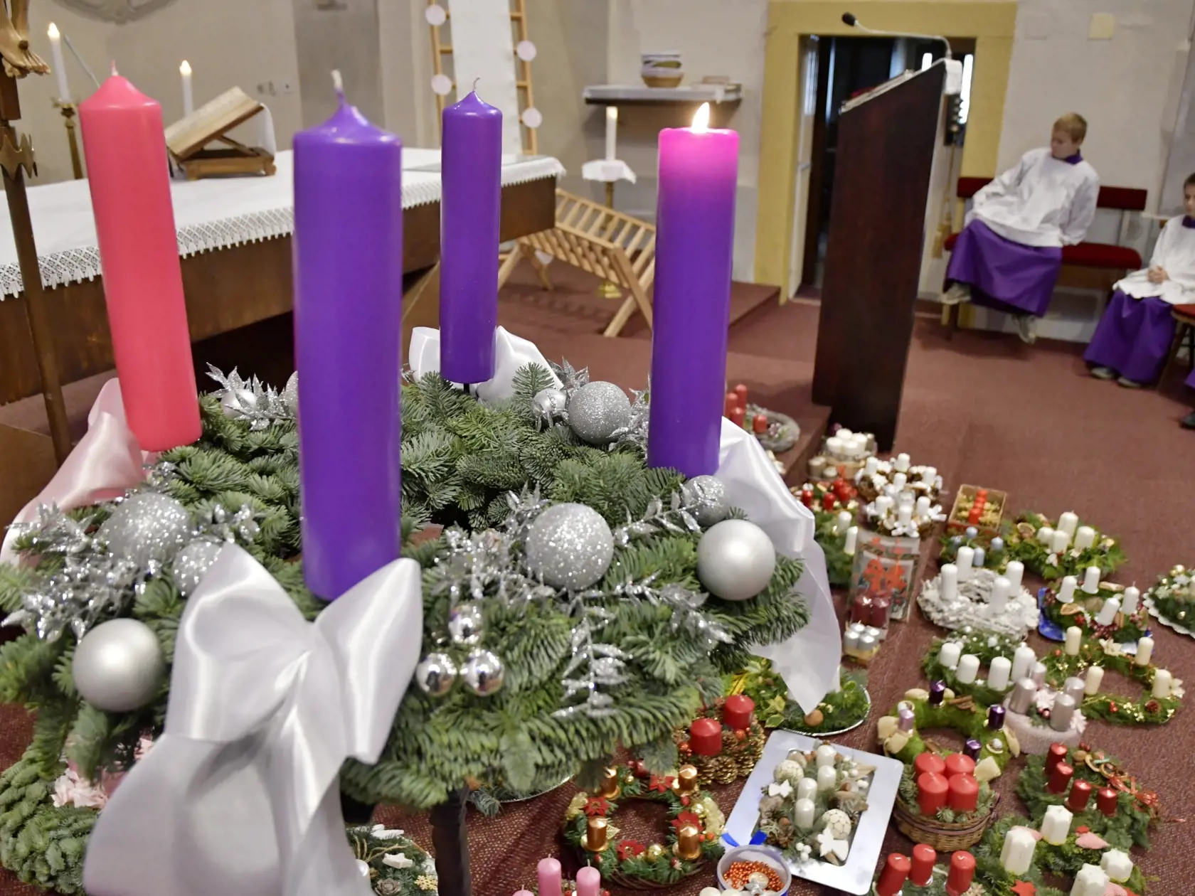 Tradícia hovorí o troch fialových a jednej ružovej sviečke na adventnom venci.