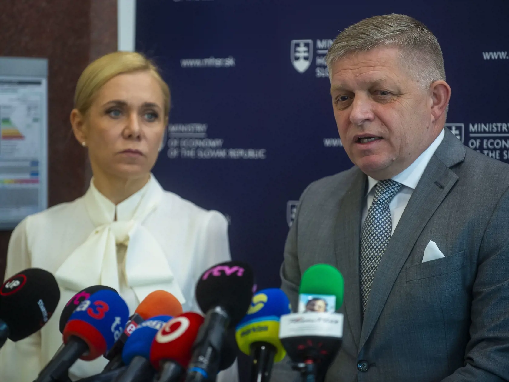 Na snímke vľavo ministerka hospodárstva SR Denisa Saková (Hlas-SD) a vpravo premiér SR Robert Fico (Smer-SD) počas tlačovej konferencie po kontrolnom dni na Ministerstve hospodárstva SR 13. mája 2024 v Bratislave. FOTO TASR - Jakub Kotian
