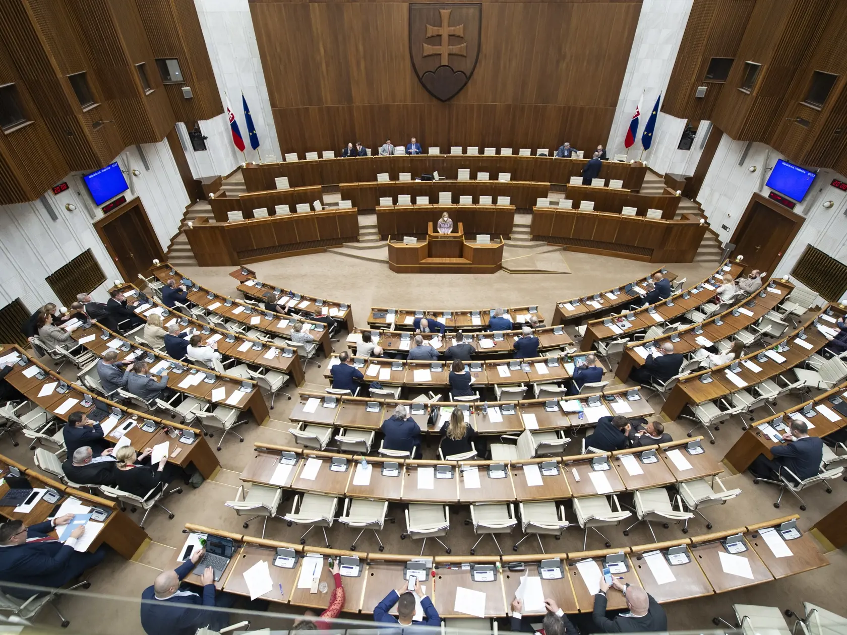 Podľa voličom poslancom chýbajú skúsenosti aj vzdelanie.  FOTO TASR - Martin Baumann