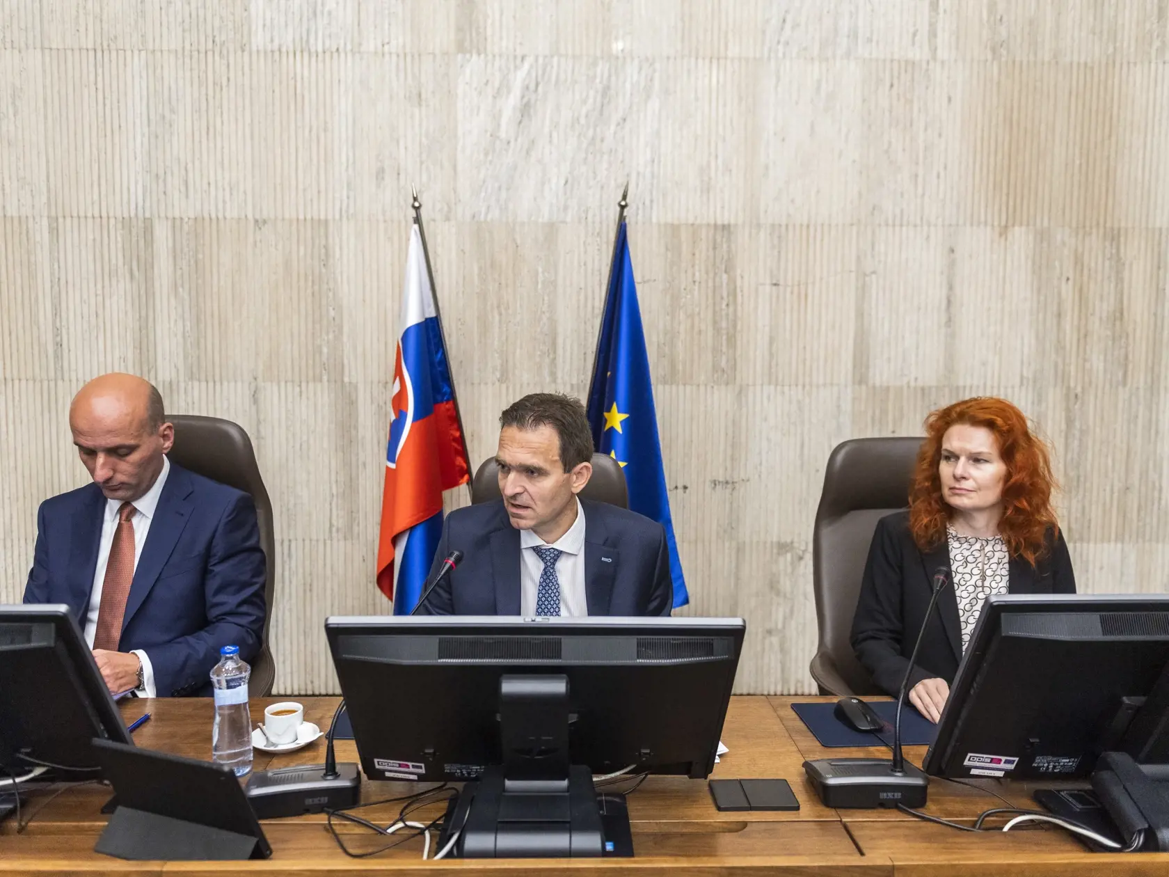Zasadnutie úradníckej vlády. Podľa Slovákov by aj ministri a premiér mali preukázať, že na svoje funkcie majú. FOTO TASR - Jaroslav Novák