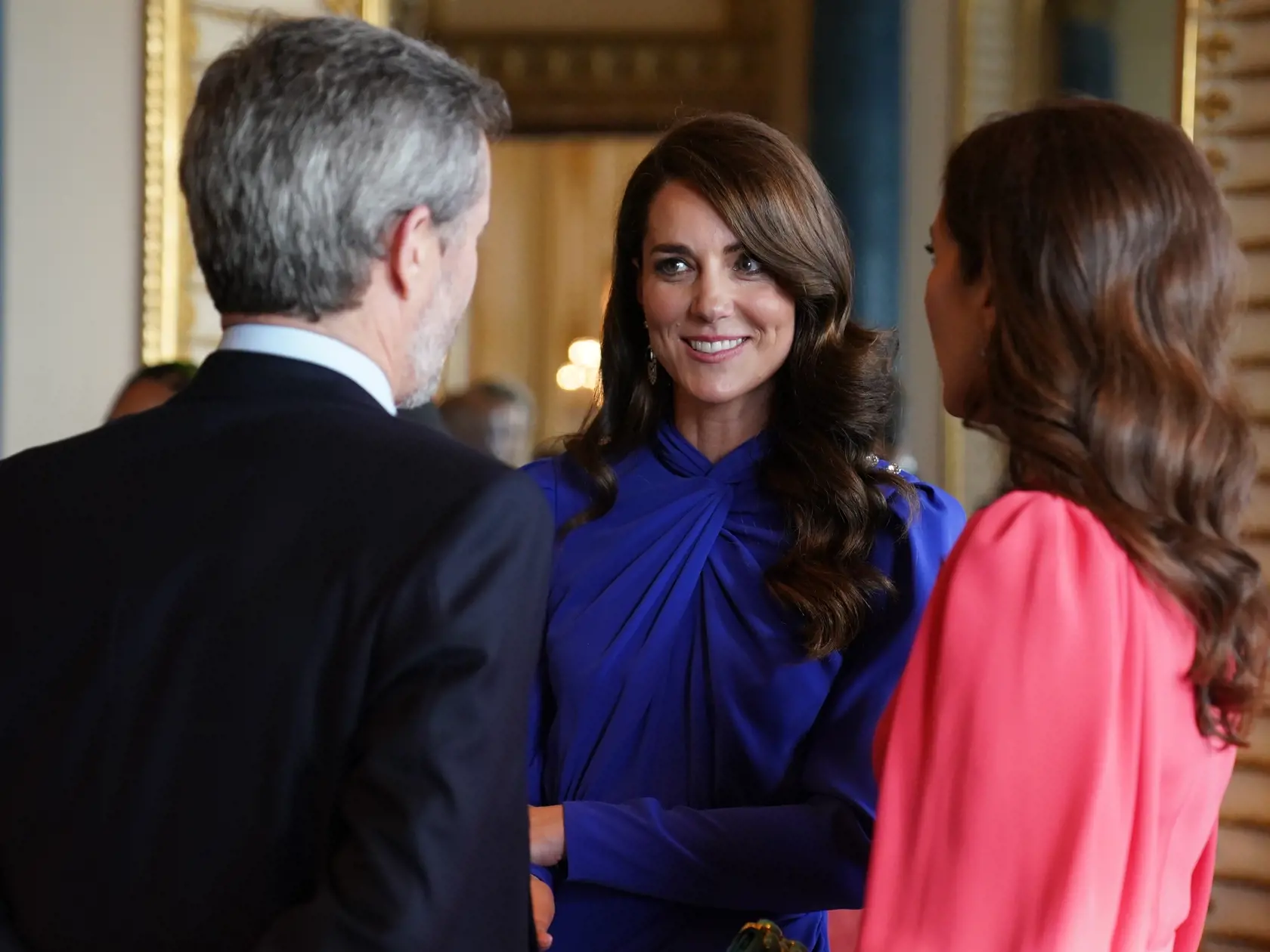 Len deň pred korunováciu debutovala v Buckinghamskom paláci s novým účesom, ktorý sa s najväčšou pravdepodobnosťou stane najhorúcejším hitom tohto leta. Kate si vlasy zvlnila a ofinu sčesala doľava. Ide o celkom zmenu a kontrast od jej starého štýlu. Vždy skôr zastávala strednú cestičku a jemné vlny.