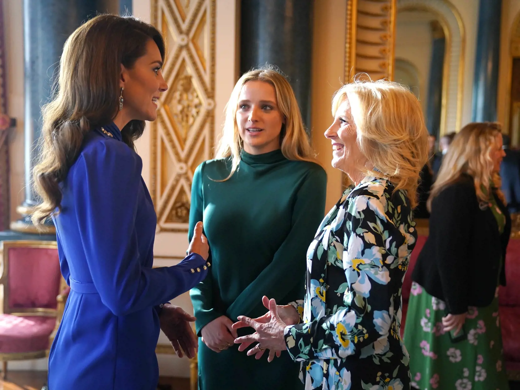 Kate očarila počas slávnostnej recepcie na počesť kráľa, na ktorú boli pozvaní lídri mnohých krajín. Na túto príležitosť zvolila Kate modré zavinovacie midi šaty za 360 libier.