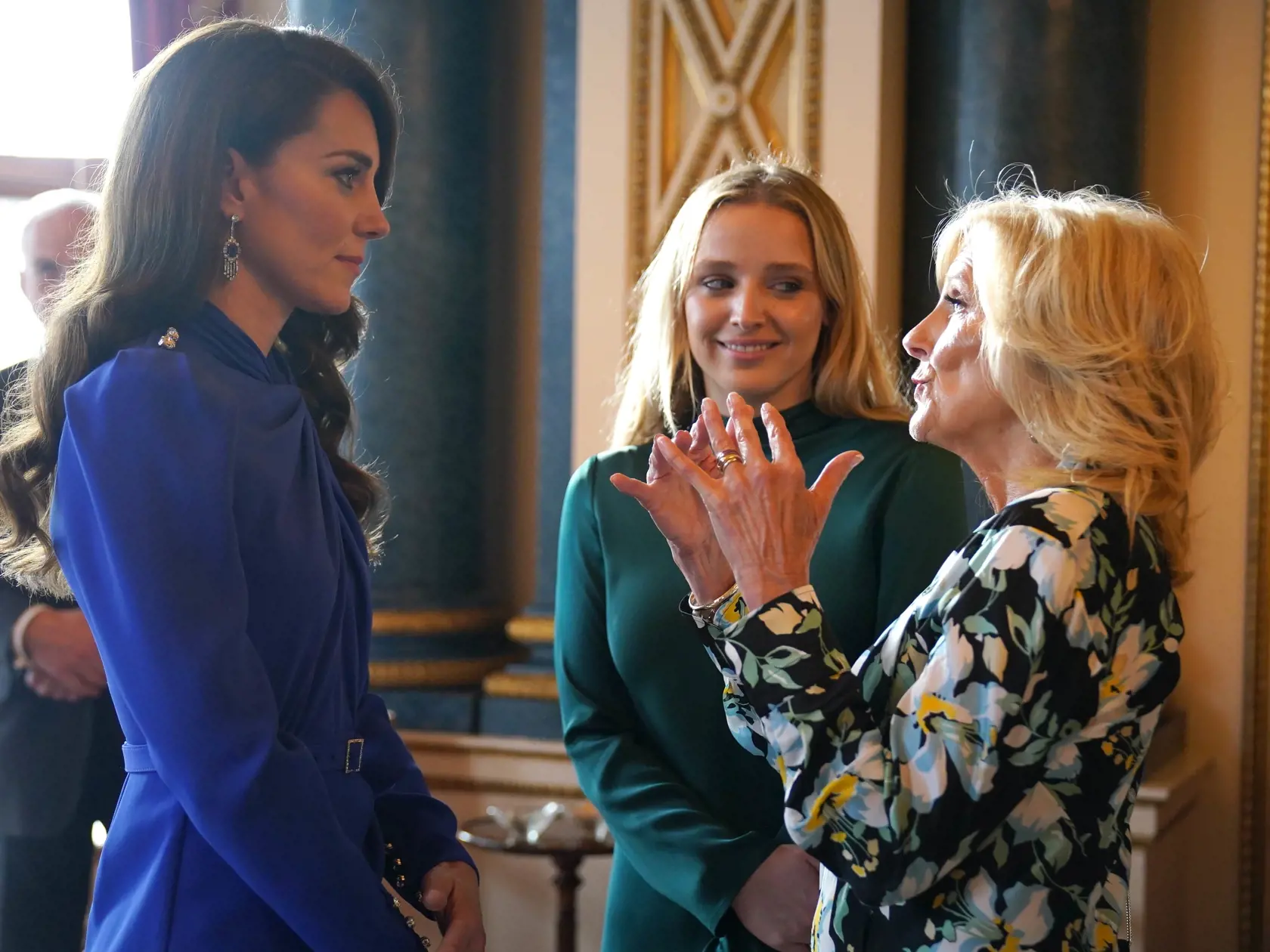 "Udržujte rovnaký smer vlnenia na celej hlave. Tento účes je o lesklom a lesklom povrchu a vlny, ktoré plynú rovnakým smerom, pripomínajú starý hollywoodsky pôvab."