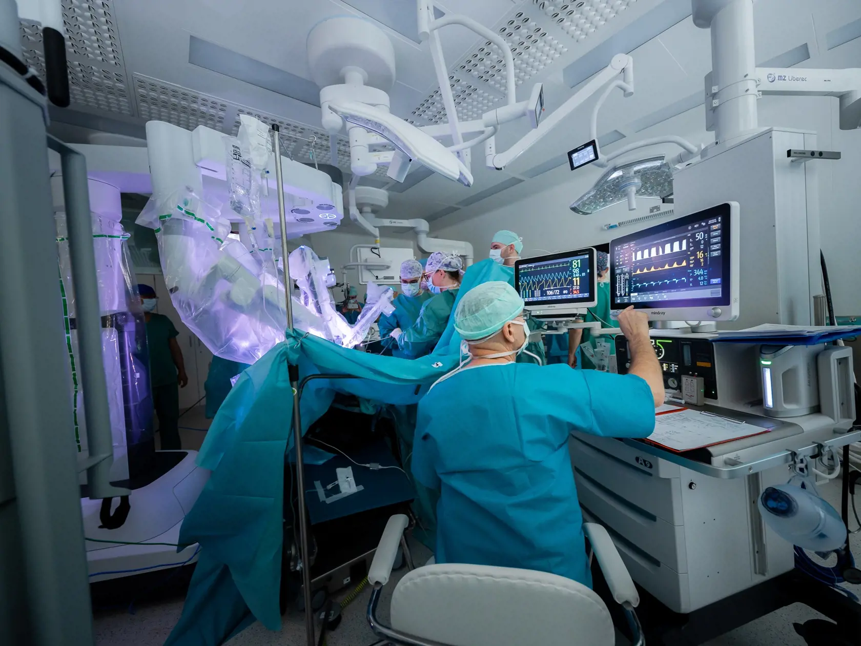 V Nemocnici Bory prebehli prvé operačné zákroky:  2. mája onkogynekologická operácia pod vedením MUDr. Mikuláša Redechu a  3. mája prvá robotická operácia onkochirurgického pacienta pod vedením prof. MUDr. Alexandra Ferka.