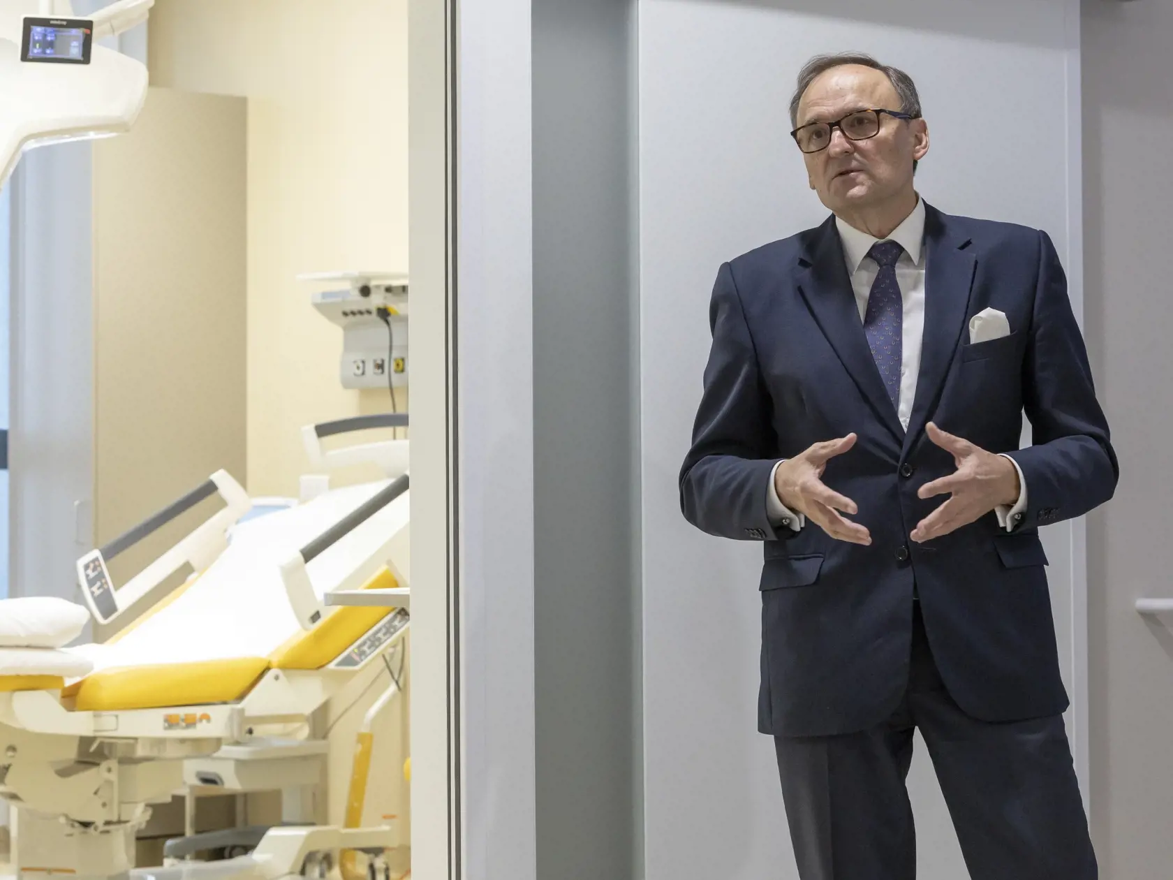 Tlačová konferencia pred oficiálnym otvorením pôrodnicko - gynekologického oddelenia Nemocnice Bory v Bratislave. Na snímke je generálny riaditeľ Ľuboš Lopatka.