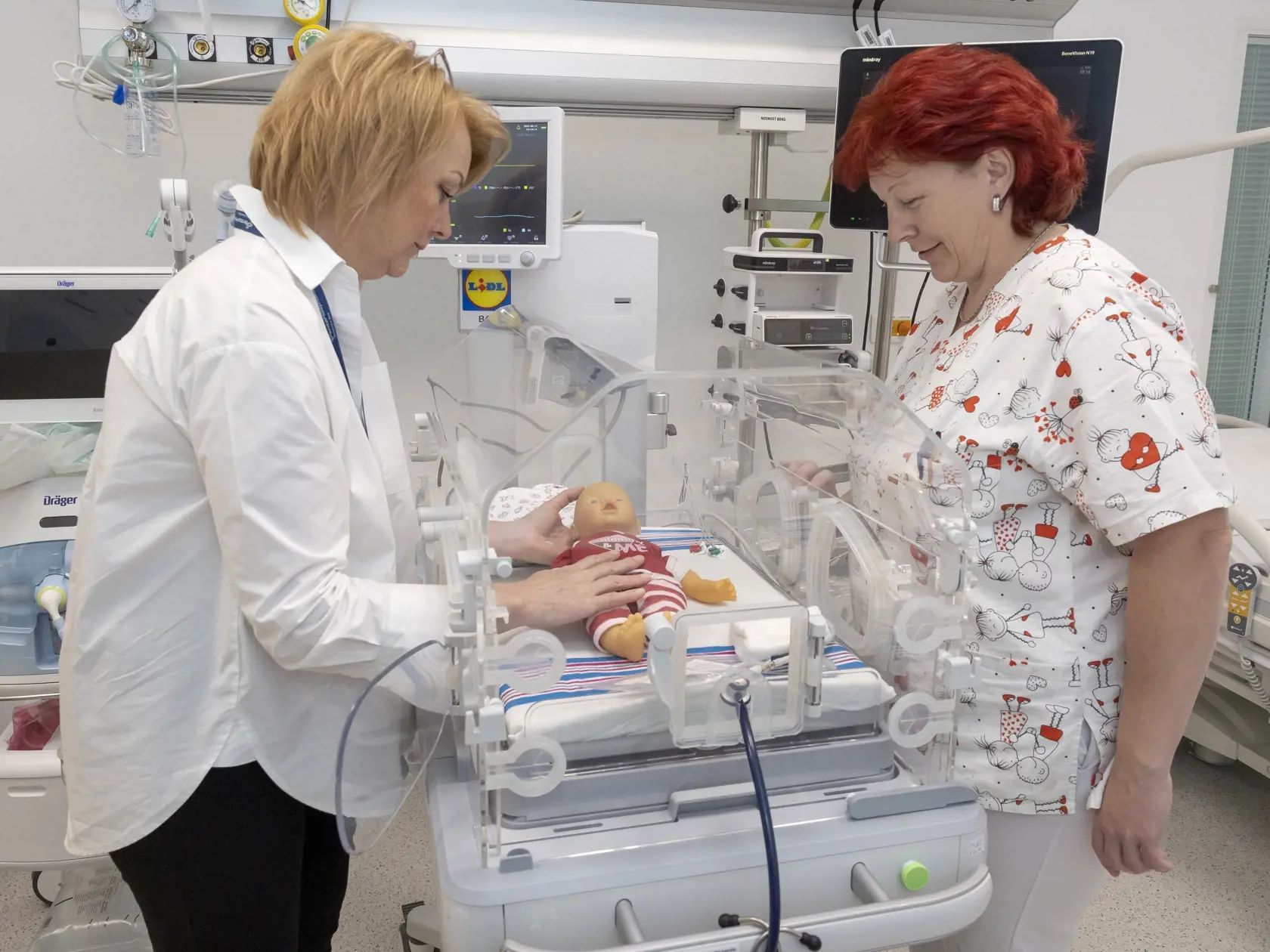 Tlačová konferencia pred oficiálnym otvorením pôrodnicko - gynekologického oddelenia Nemocnice Bory v Bratislave. Na snímke vľavo je Irena Dobišová, zastupujúca klinická líderka Neonatológie.