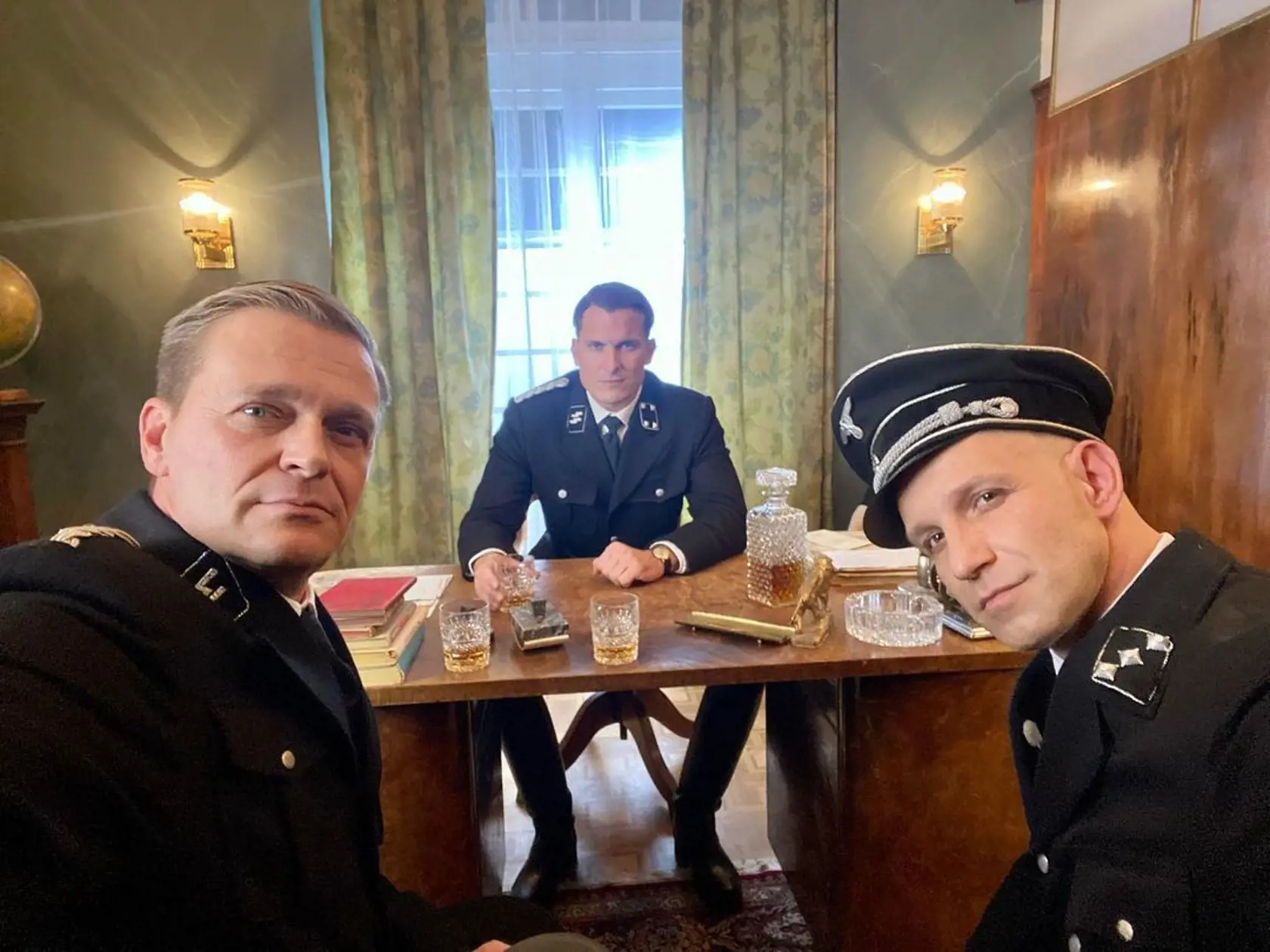 FOTO: Herec z Dunaja mal asi ŤAŽKÝ deň: Smutný, bledý, v ZAKRVAVENEJ košeli...Čo sa mu stalo?