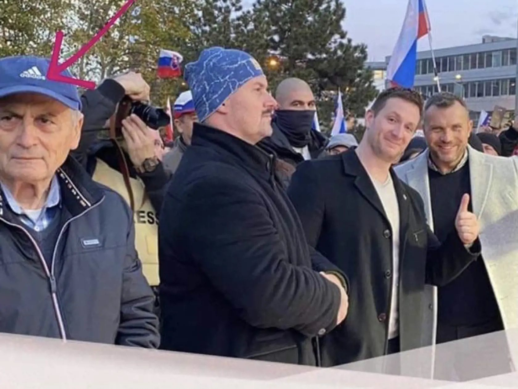 Ján Čarnogurský, Marián Kotleba, Milan Uhrík sa objavili na protestoch 17. novembra 2020 v Bratislave. Bez rúška.