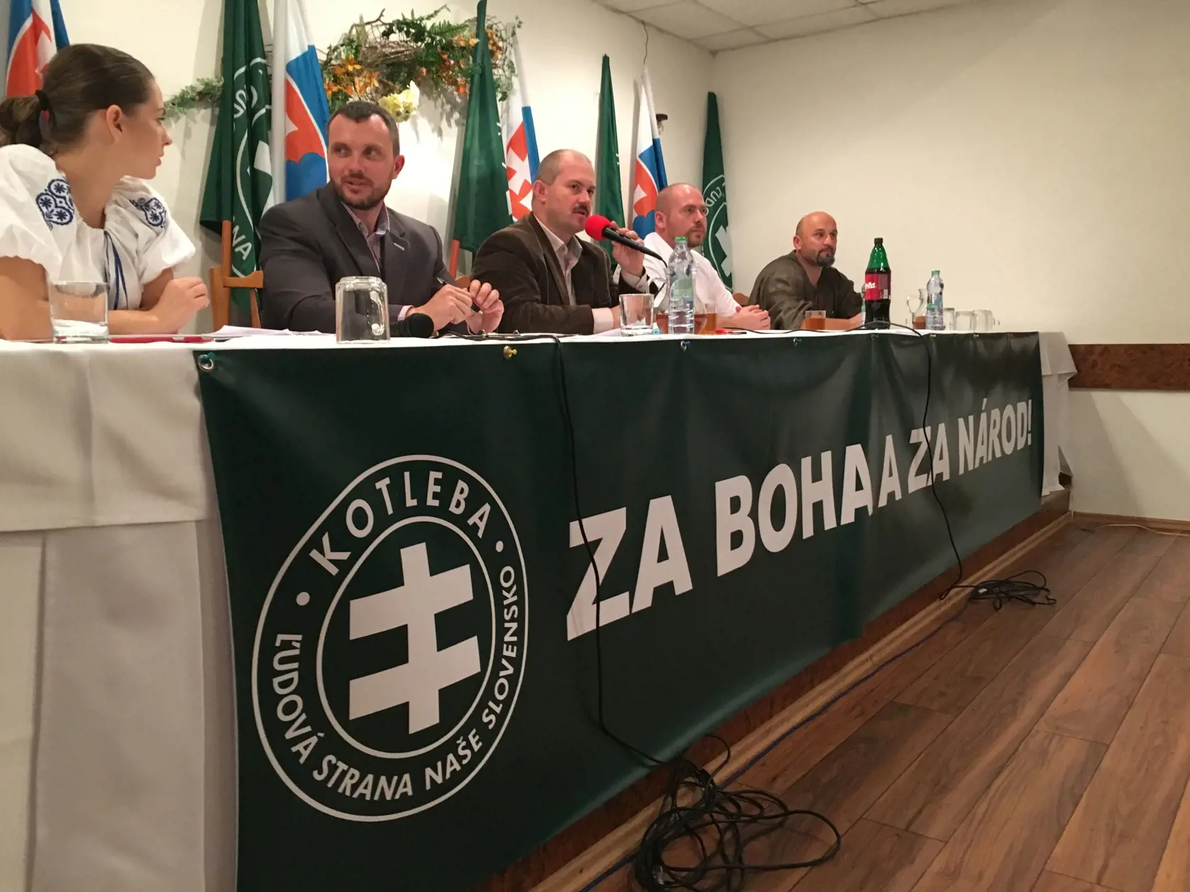 Odsúdený: Rozhodnuté! Milan Mazerk spáchal extrémistický trestný čin. Keď vychádzal zo súdu, za chrbtom mu stál Miroslav Suja, prezývaný Černákov vojak. Ten v roku 2017 kandidoval za ĽSNS do Banskobystrického samosprávneho kraja.