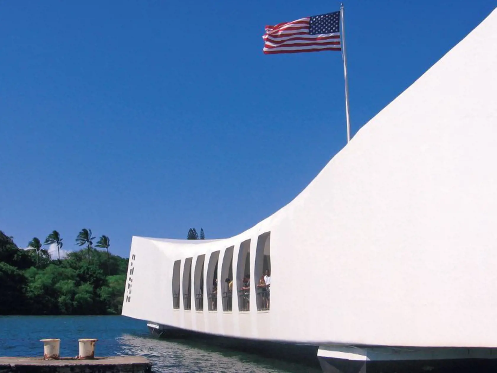 Pamätník Arizona Memorial je postavený priamo