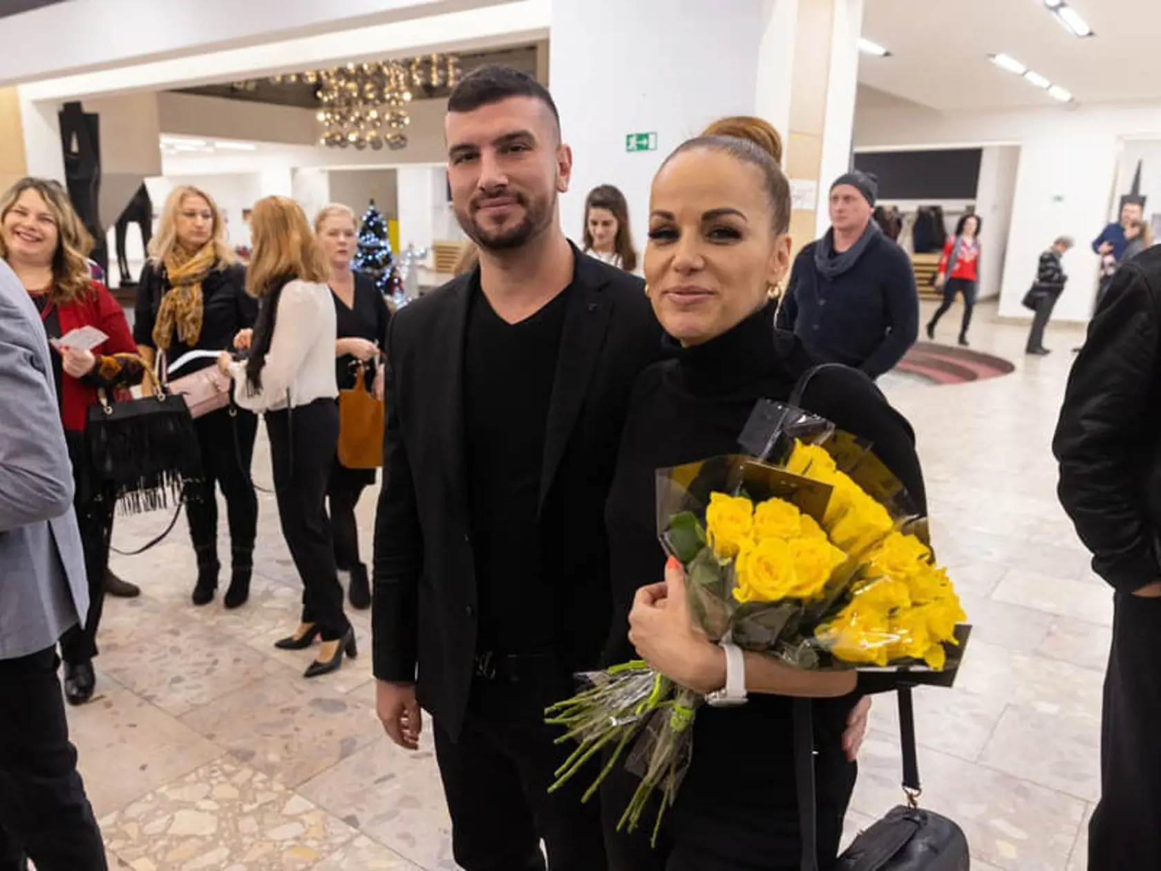 Karin s priateľom Davidom na premiére divadelnej hry.