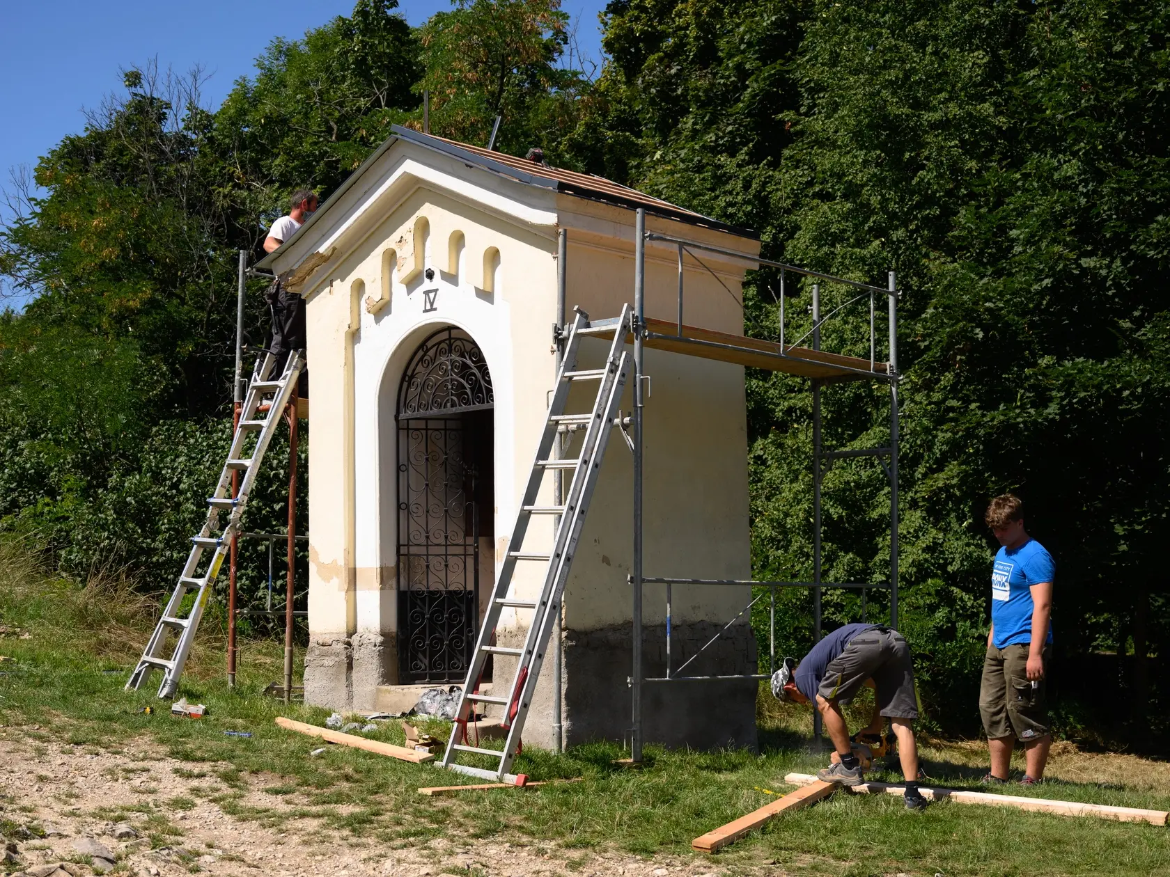 Na snímke rekonštrukcia kaplniek na nitrianskej Kalvárii 13. augusta 2021 v Nitre. Dnešné zastavenia na Kalvárii boli vybudované v roku 1885. Prvá krížová cesta však vznikla takmer o sto rokov skôr. FOTO TASR – Henrich Mišovič
