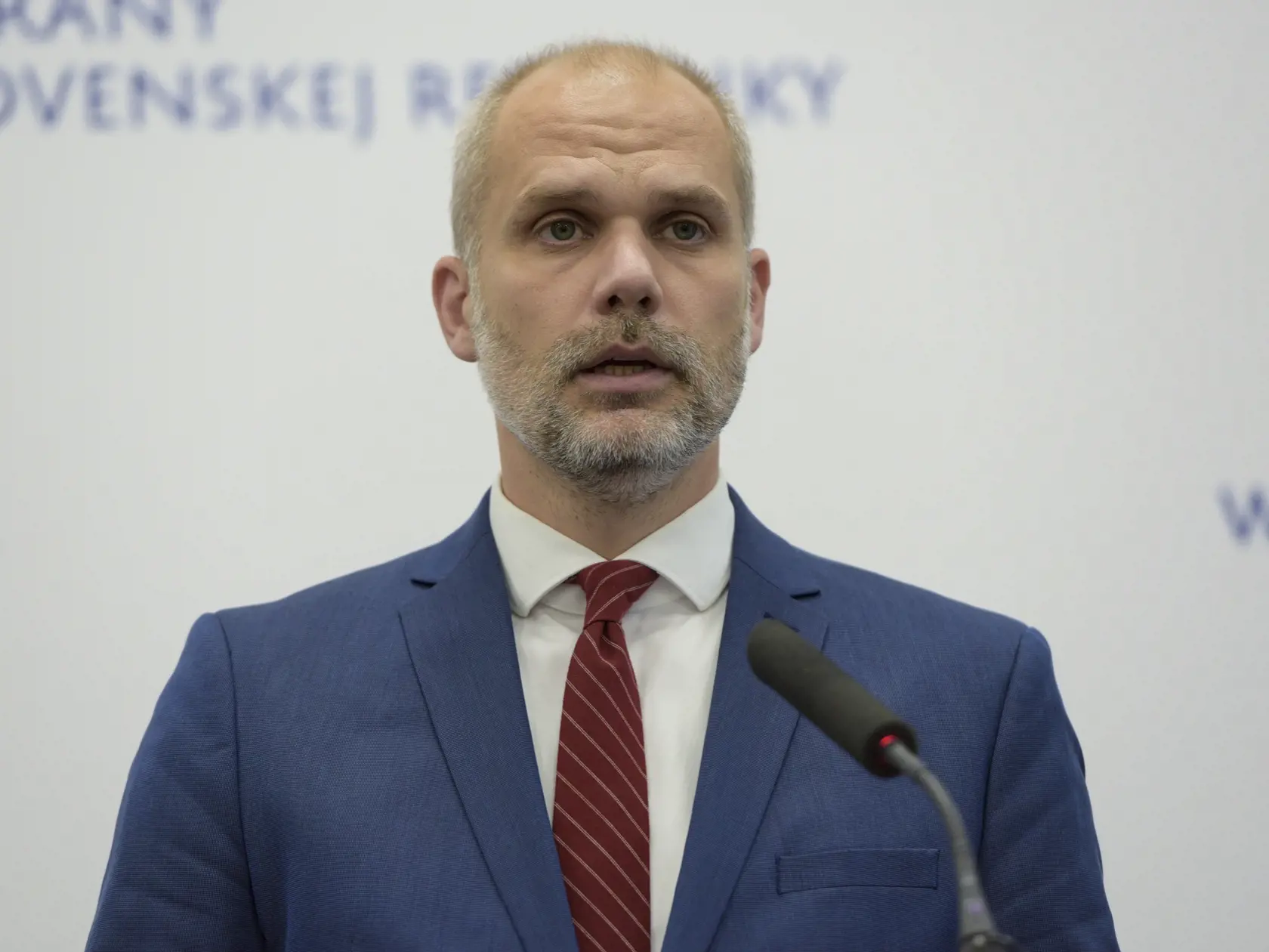 Nový predseda vlády SR Ľudovít Ódor odštartoval v utorok 16. mája 2023 prvú zo série úvodných návštev ministerstiev, počas ktorých sa oboznámi s aktuálnou situáciou v jednotlivých vládnych rezortoch. Na snímke nový minister obrany SR Martin Sklenár počas brífingu po stretnutí s predsedom vlády odborníkov Ľudovítom Ódorom na pôde rezortu obrany v Bratislave vo štvrtok 18. mája 2023.