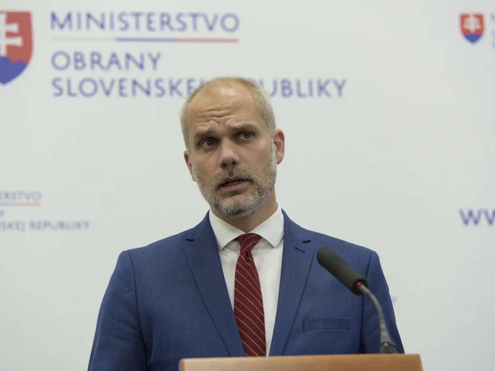 Nový predseda vlády SR Ľudovít Ódor odštartoval v utorok 16. mája 2023 prvú zo série úvodných návštev ministerstiev, počas ktorých sa oboznámi s aktuálnou situáciou v jednotlivých vládnych rezortoch. Na snímke nový minister obrany SR Martin Sklenár počas brífingu po stretnutí s predsedom vlády odborníkov Ľudovítom Ódorom na pôde rezortu obrany v Bratislave vo štvrtok 18. mája 2023.