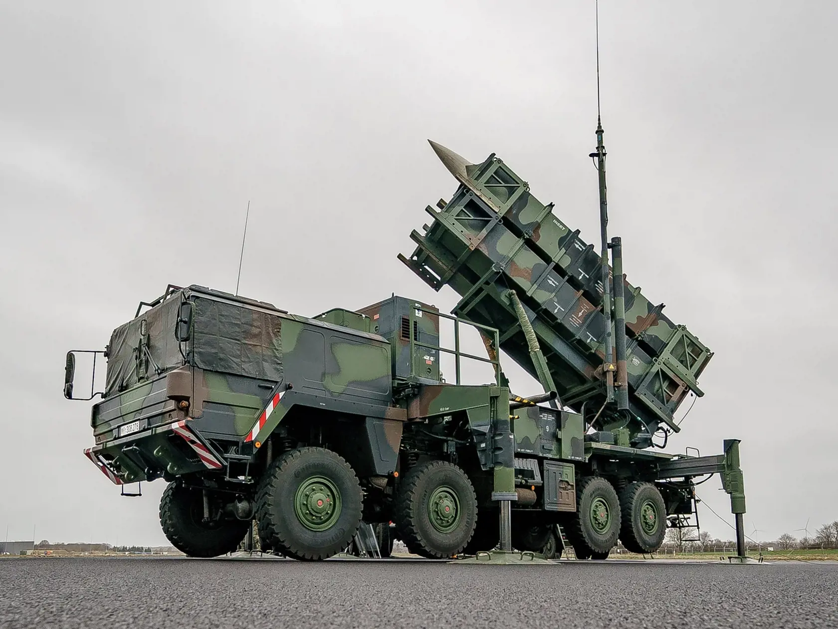 Na archívnej snímke zo 17. marca 2022 systém protivzdušnej a protiraketovej obrany Patriot nemeckej armády sa nachádza na vojenskom letisku Schwesing. Nemecko sa pripojí k Spojeným štátom a dodá Ukrajine systémy protivzdušnej a protiraketovej obrany Patriot. Oznámil to Biely dom vo štvrtok po telefonáte nemeckého kancelára Olafa Scholza a amerického prezidenta Joea Bidena.