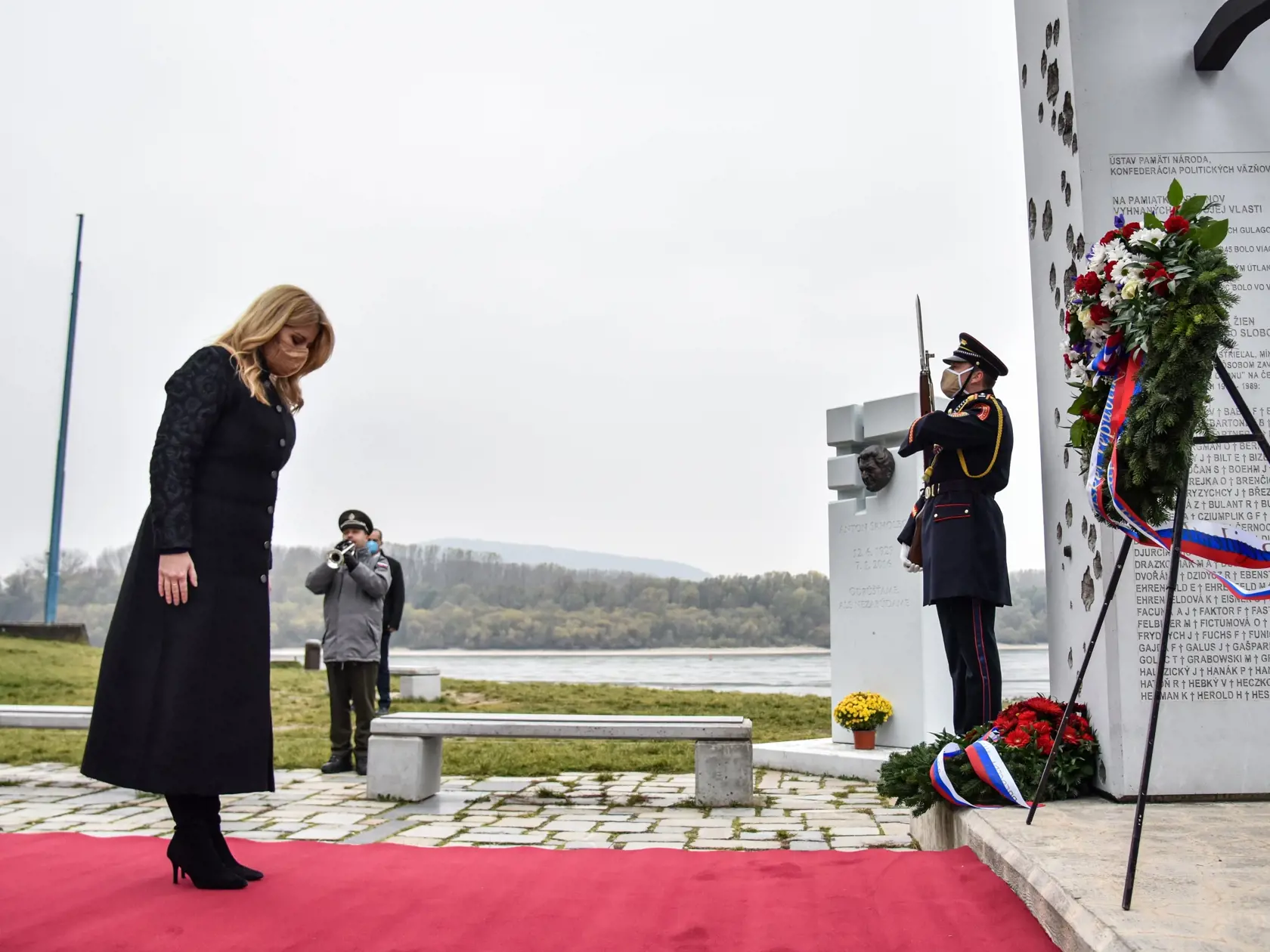 Prezidentka SR Zuzana Čaputová počas položenia venca k pamätníku Brána slobody na Devíne v Deň boja za slobodu a demokraciu, 17. novembra 2021 v Bratislave