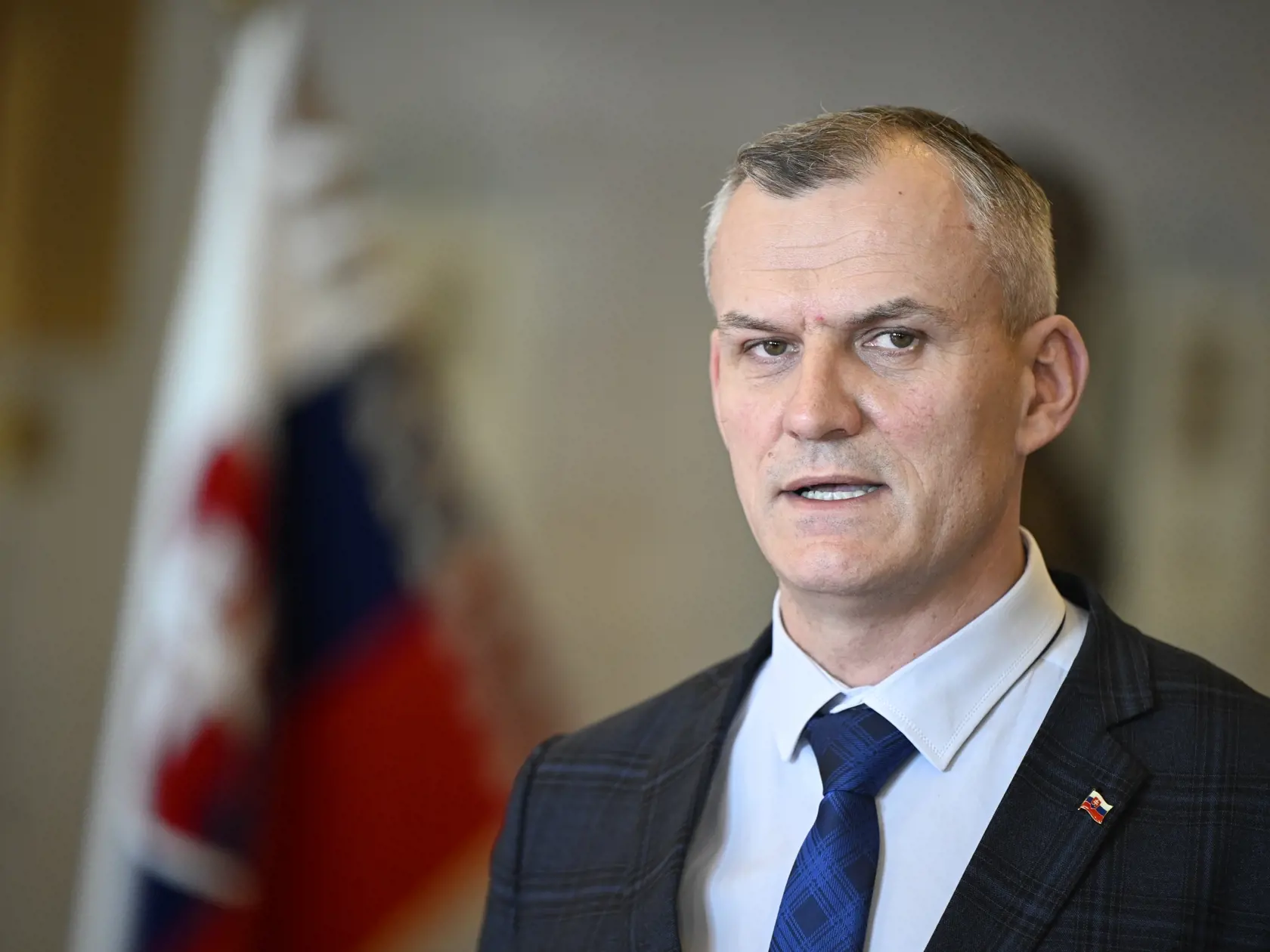 Na snímke poslanec Národnej rady (NR) SR Roman Malatinec oznamuje na tlačovom brífingu, že vystupuje z poslaneckého klubu Hlas-SD, ako aj zo strany a pridáva sa k mimoparlamentnej strane Národná koalícia, ktorej lídrom je poslanec Rudolf Huliak (nezaradený) v Bratislave v utorok 4. februára 2025. Informoval o tom na tlačovom brífingu pred úvodom parlamentnej schôdze. Dôvodom na odchod je jeho snaha o podporu kultúry a rozvoja regiónov, na ktorú nemal adekvátny priestor. FOTO TASR - Jaroslav Novák 