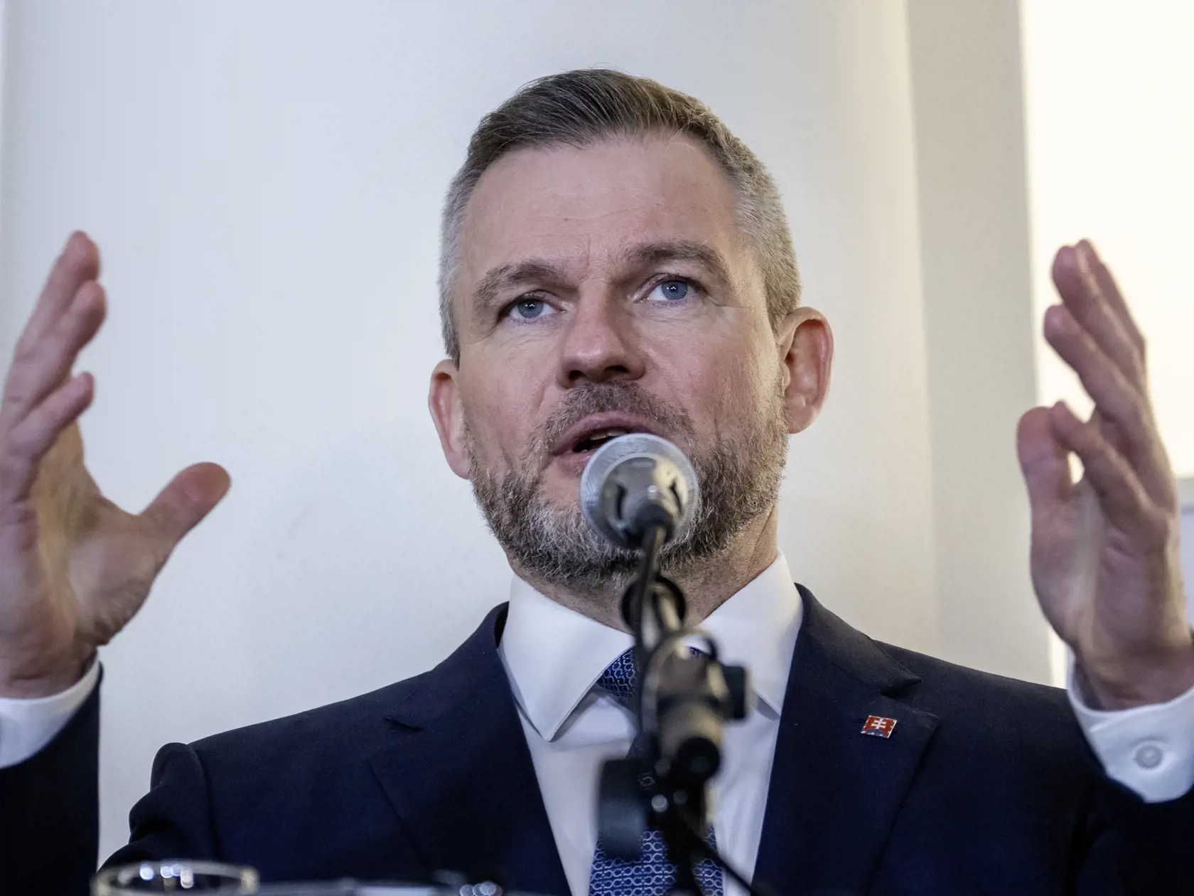 Na snímke slovenský prezident Peter Pellegrini počas tlačovej konferencie po prezidentskom sumite Slavkovského formátu (S3) na zámku Slavkov pri Brne v stredu 5. marca 2025. Český, slovenský a rakúsky prezident Alexander Van der Bellen si pripomenuli desiate výročie podpísania Slavkovskej deklarácie. Hlavnými témami spoločných rokovaní prezidentov boli aktuálne zahraničnopolitické výzvy vrátane situácie na Ukrajine, budúcnosť transatlantických vzťahov, rozširovanie Európskej únie, ako aj inovácie, konkurencieschopnosť či úloha mladých v spoločnosti.