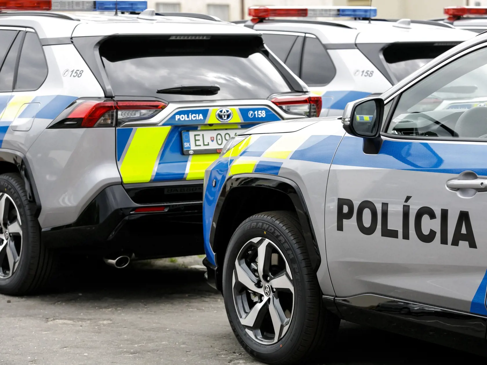 "Telo dievčiny sa našlo na cintoríne, čiže letel autom silno. Auto je na mraky rozbité. Chlapec vraj prišiel o hlavu," vyjadril sa svedok nehody na stránke Dopravného servisu jeden. Podľa viacerých svedectiev mal vodič ísť rýchlosťou viac ako 100 km/h. (Ilustračné foto)