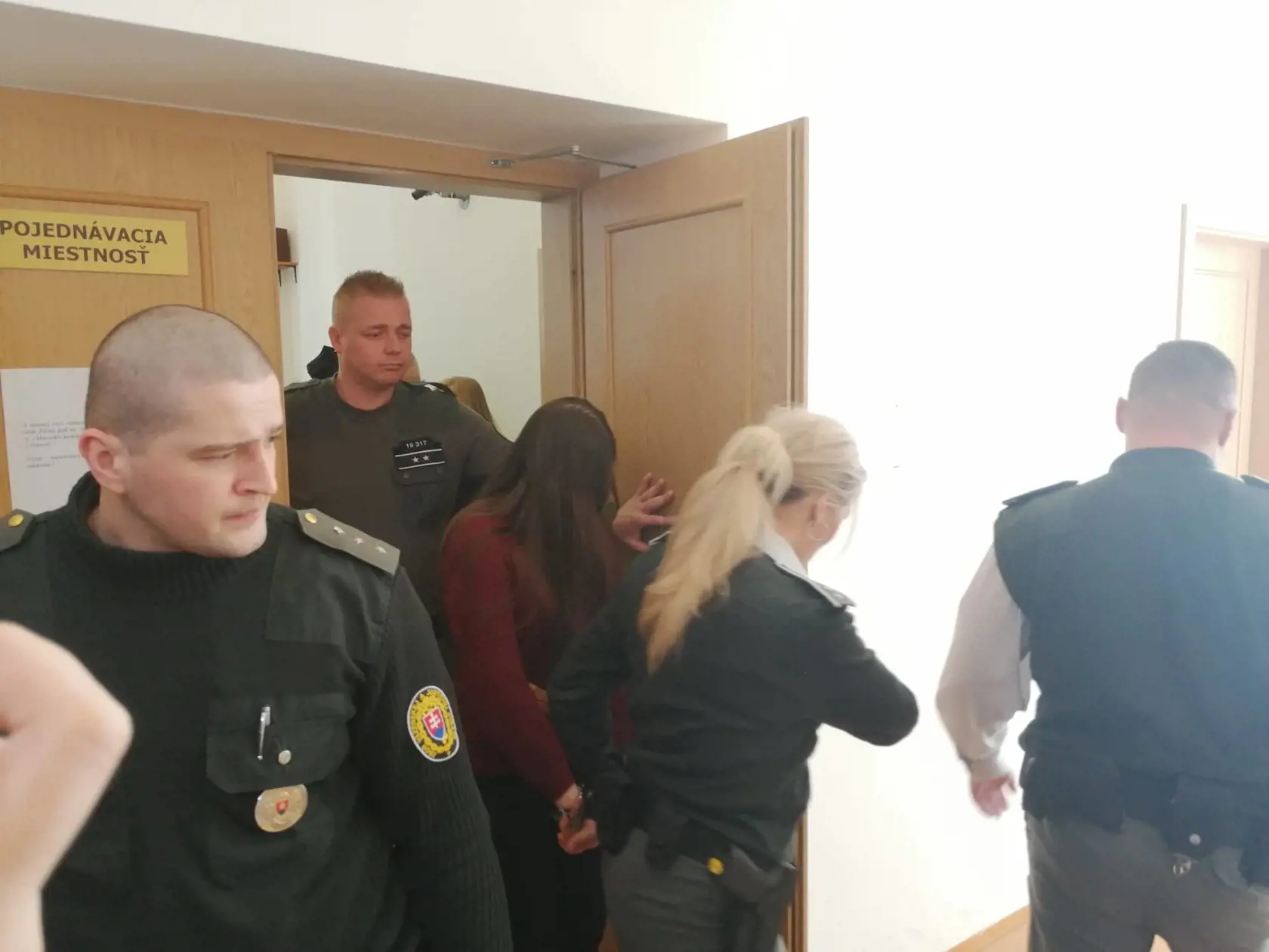 Judita na druhom pojednávaní v prípade vraždy Tomáša odchádza z pojednávacej miestnosti.