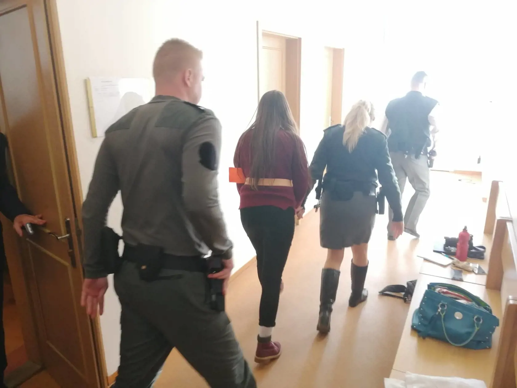 Judita na druhom pojednávaní v prípade vraždy Tomáša odchádza z pojednávacej miestnosti.