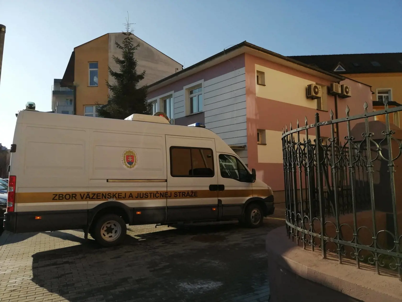 Auto ZVJS, ktoré priviezlo Juditu na súd.