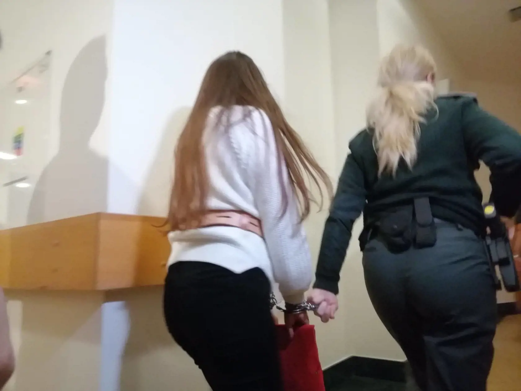 Juditu predvádzajú do pojednávacej miestnosti.