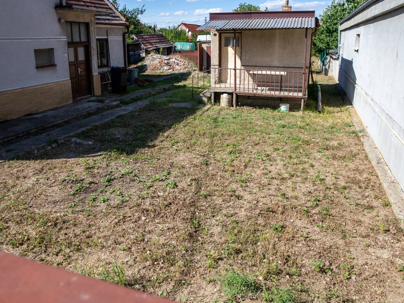 Na snímke je dom vo Veľkej Mači, kde bol zavraždený Ján Kuciak a Martina Kušnírová. Predpokladané investičné náklady, aj s umeleckým dielo, sú v celkovo odhadované vo výške 208 000 eur bez DPH bez búracích prác.