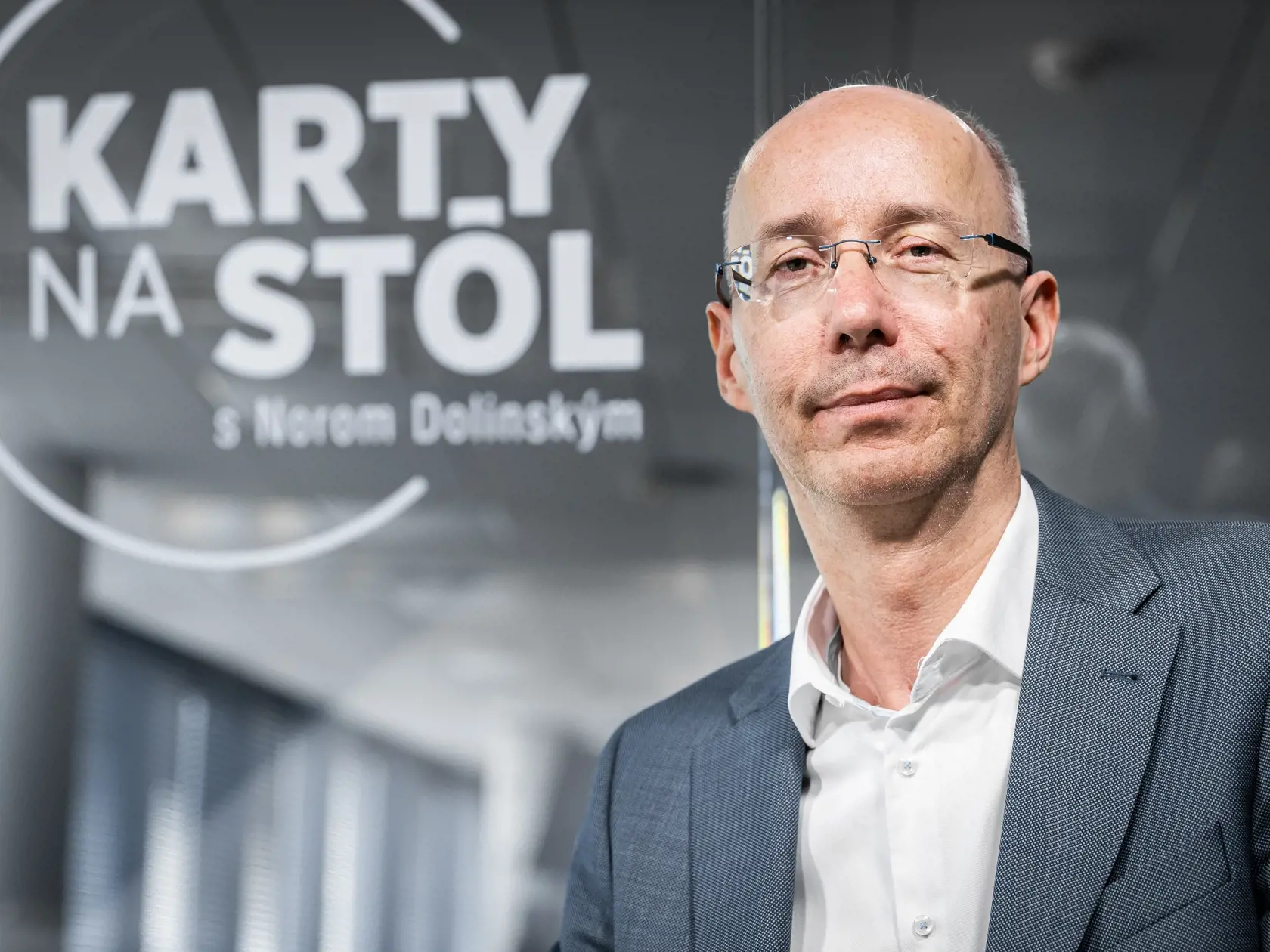 Diskusná relácia "Karty na stôl", ktorej hosťom bol Robert Sermek.