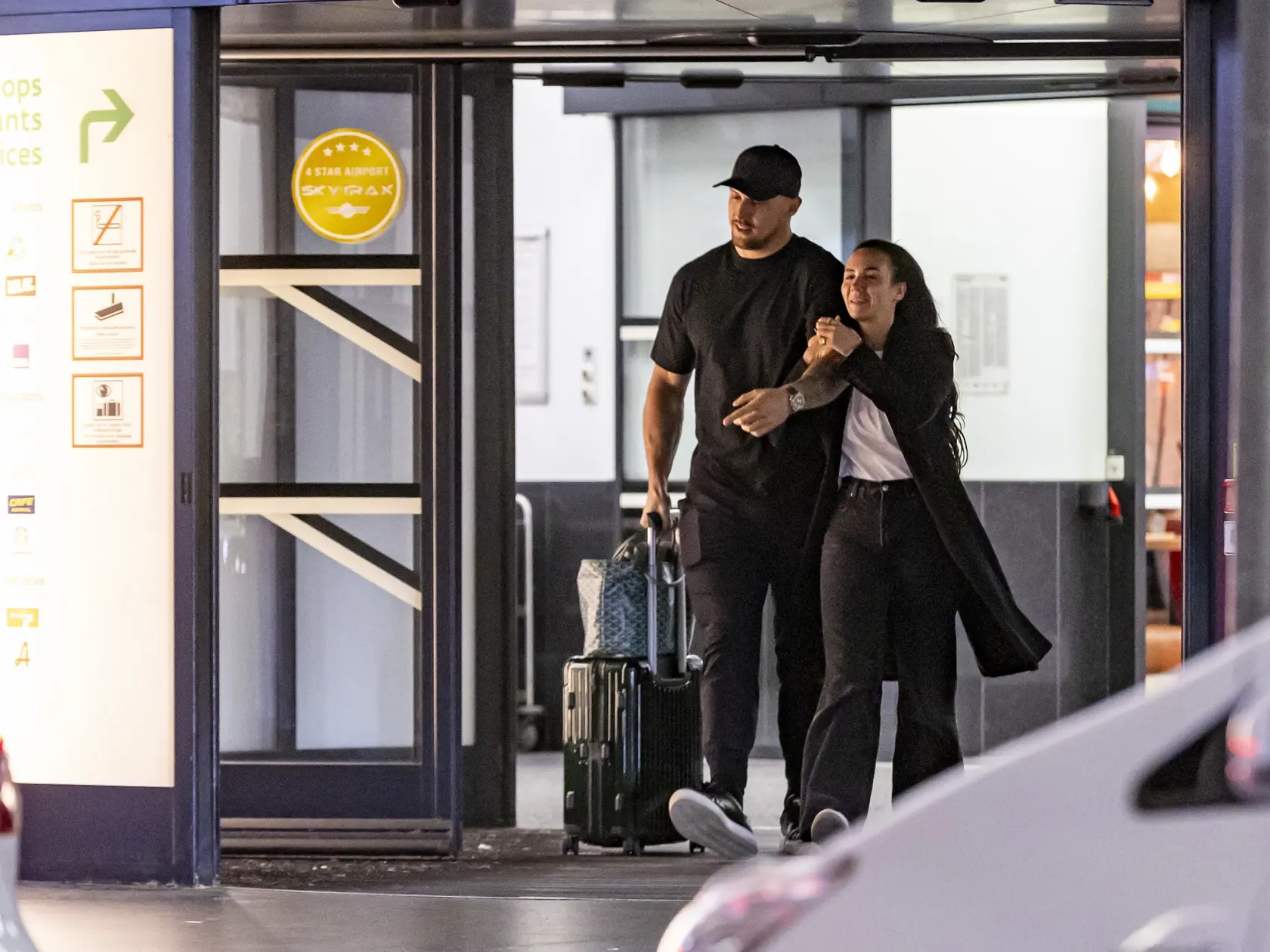 Michal Kyselica bol svoju novú partnerku, sympatickú brunetku, vyzdvihnúť v nedeľu večer na letisku vo Viedni.