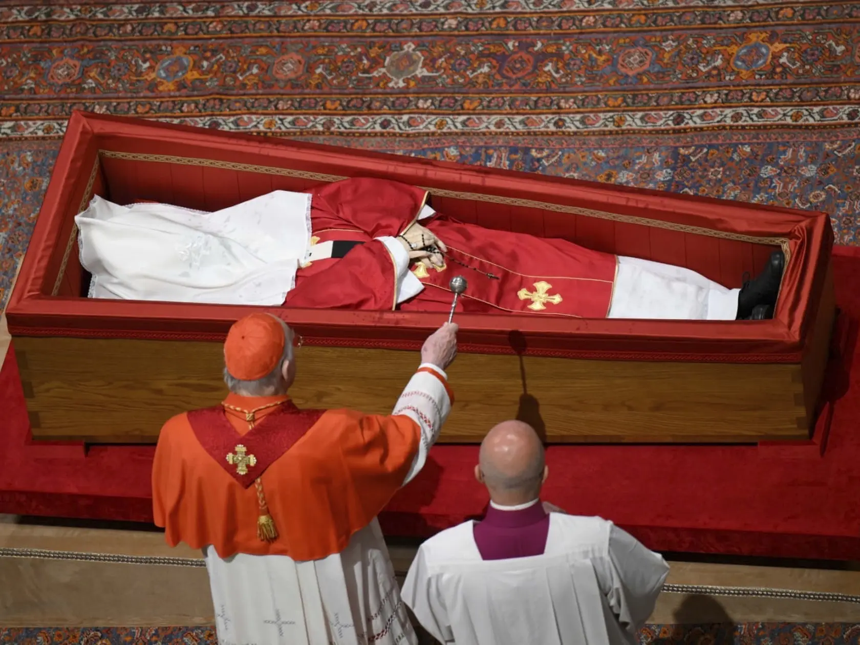 Pápežský camerlengo, kardinál Kevin Farrell kropí telo zosnulého pápeža Františka svätenou vodou pred pečatením rakvy v Bazilike sv. Petra vo Vatikáne v piatok 25. apríla 2025. Pápež František zomrel vo veku 88 rokov na Veľkonočný pondelok 21. apríla 2025. Pohreb bude mať v rímskej Bazilike Panny Márie Väčšej v sobotu 26. apríla. FOTO TASR/AP
