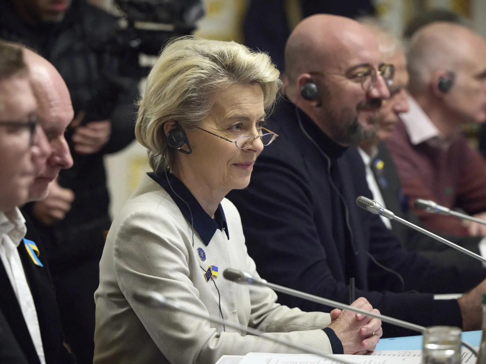 WA 31 Kyjev - Predsedníčka Európskej komisie Ursula von der Leyenová (tretia zľava) a šéf Európskej rady Charles Michel Ukrajinský (štvrtý zľava) počúvajú počas summitu EÚ-Ukrajina v Kyjeve v piatok 3. februára 2023. FOTO TASR/AP

European Commission President Ursula von der Leyen, center left, and European Council President Charles Michel, center right, attend a working session at the EU-Ukraine summit in Kyiv, Ukraine, Friday, Feb. 3, 2023. (Ukrainian Presidential Press Office via AP)