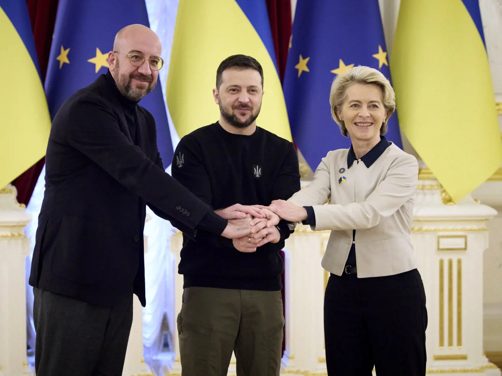 WA 26 Kyjev - Sprava predsedníčka Európskej komisie Ursula von der Leyenová, ukrajinský prezident Volodymyr Zelenskyj a šéf Európskej rady Charles Michel si podávajú ruky počas summitu EÚ-Ukrajina v Kyjeve v piatok 3. februára 2023. FOTO TASR/AP

Ukrainian President Volodymyr Zelenskyy, center, European Commission President Ursula von der Leyen, right, and European Council President Charles Michel shake hands during the EU-Ukraine summit in Kyiv, Ukraine, Friday, Feb. 3, 2023. (Ukrainian Preside