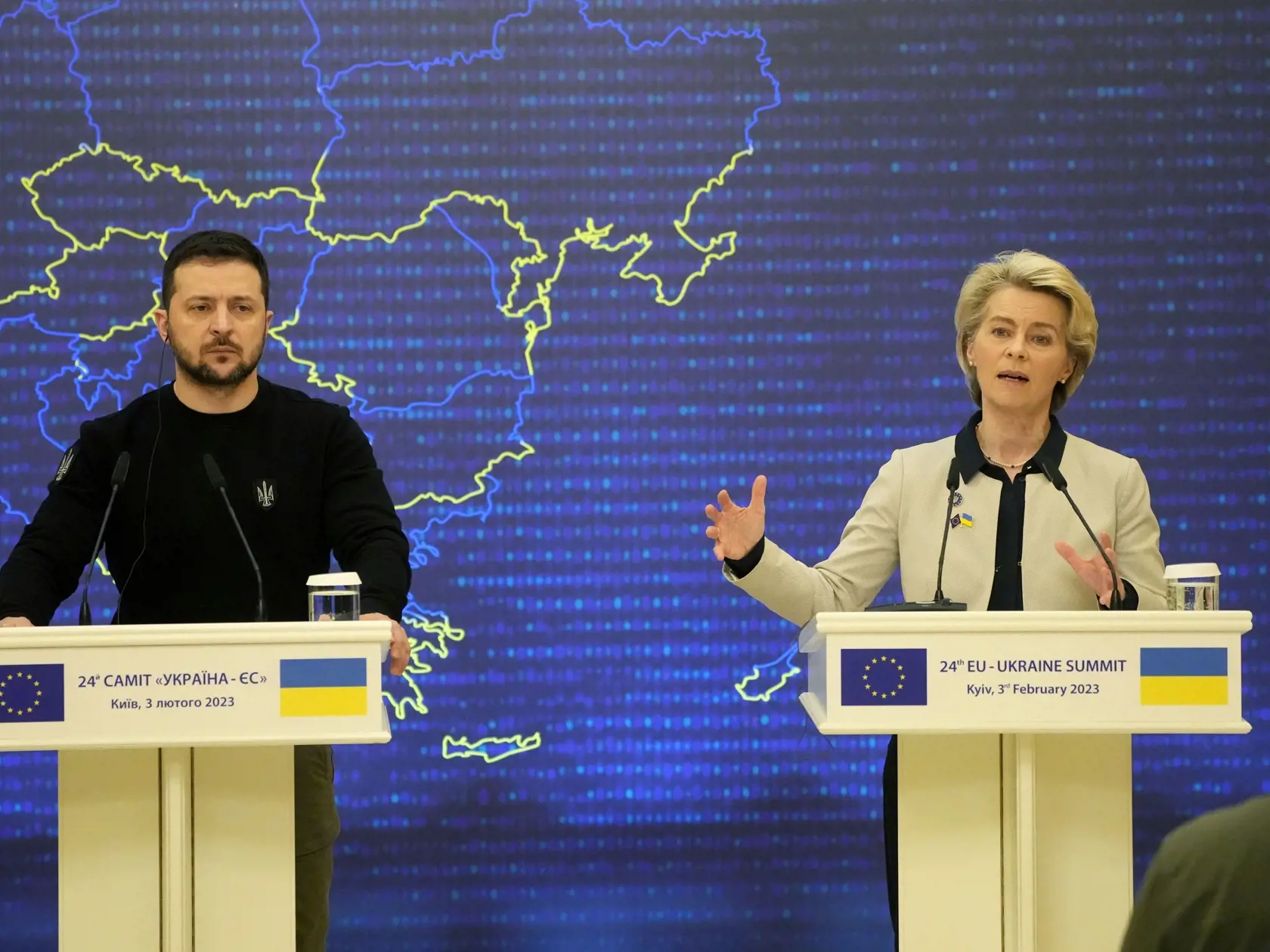 WA 9 Kyjev - Na snímke sprava predsedníčka Európskej komisie Ursula von der Leyenová a ukrajinský prezident Volodymyr Zelenskyj počas spoločnej tlačovej konferencie po summite EÚ-Ukrajina v Kyjeve v piatok 3. februára 2023. FOTO TASR/AP

Ukrainian President Volodymyr Zelenskyy, left, and European Commission President Ursula von der Leyen address a media conference after the EU-Ukraine summit in Kyiv, Ukraine, Friday, Feb. 3, 2023. (AP Photo/Efrem Lukatsky)