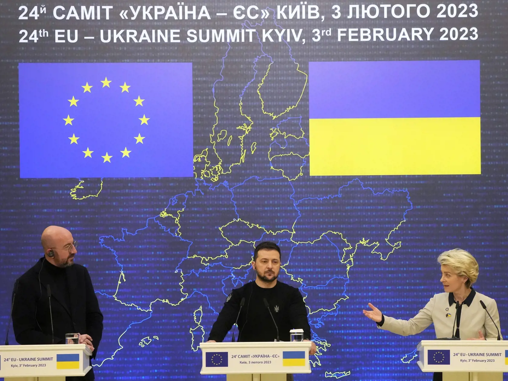 WA 8 Kyjev - Na snímke sprava predsedníčka Európskej komisie Ursula von der Leyenová, ukrajinský prezident Volodymyr Zelenskyj a šéf Európskej rady Charles Michel počas spoločnej tlačovej konferencie po summite EÚ-Ukrajina v Kyjeve v piatok 3. februára 2023. FOTO TASR/AP

Ukrainian President Volodymyr Zelenskyy, center, European Commission President Ursula von der Leyen, right, and European Council President Charles Michel address a media conference after the EU-Ukraine summit in Kyiv, Ukraine, 