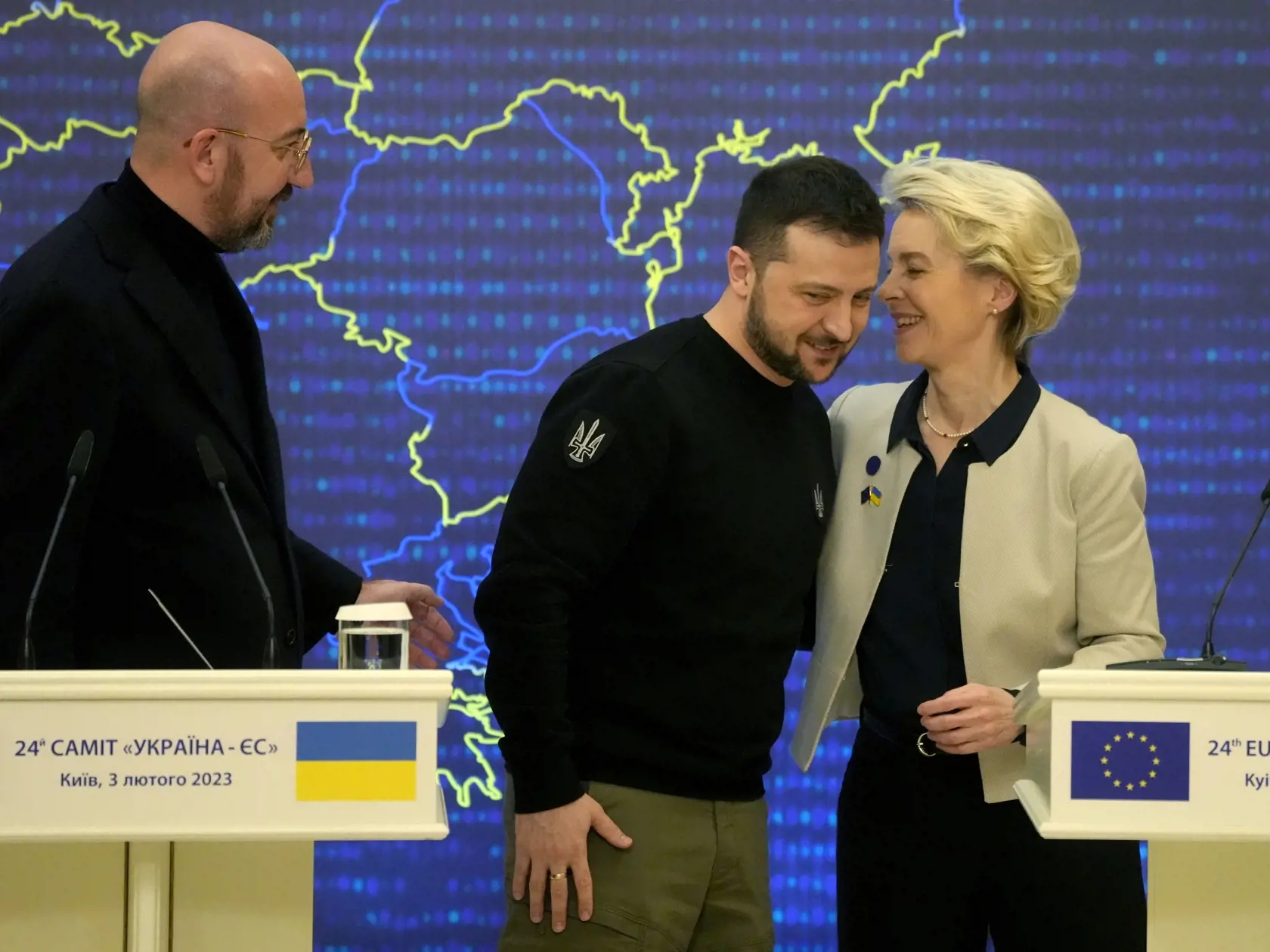 WA 10 Kyjev - Na snímke sprava predsedníčka Európskej komisie Ursula von der Leyenová, ukrajinský prezident Volodymyr Zelenskyj a šéf Európskej rady Charles Michel počas spoločnej tlačovej konferencie po summite EÚ-Ukrajina v Kyjeve v piatok 3. februára 2023. FOTO TASR/AP

Ukrainian President Volodymyr Zelenskyy, center, speaks with European Commission President Ursula von der Leyen, right, and European Council President Charles Michel after addressing a media conference at the EU-Ukraine summit