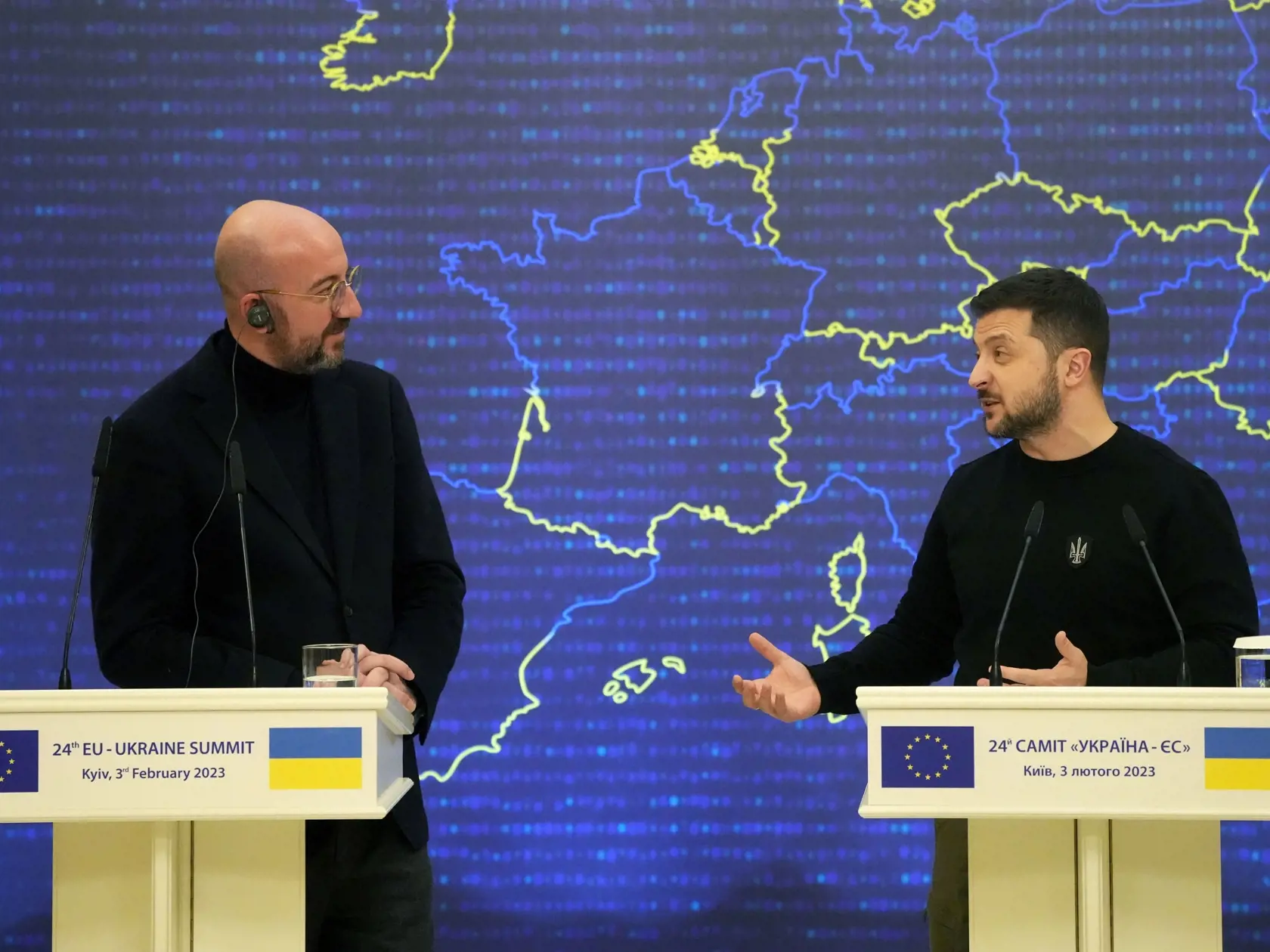 WA 11 Kyjev - Na snímke sprava ukrajinský prezident Volodymyr Zelenskyj a šéf Európskej rady Charles Michel počas spoločnej tlačovej konferencie po summite EÚ-Ukrajina v Kyjeve v piatok 3. februára 2023. FOTO TASR/AP

Ukrainian President Volodymyr Zelenskyy, right, addresses a media conference with European Council President Charles Michel during the EU-Ukraine summit in Kyiv, Ukraine, Friday, Feb. 3, 2023. (AP Photo/Efrem Lukatsky)