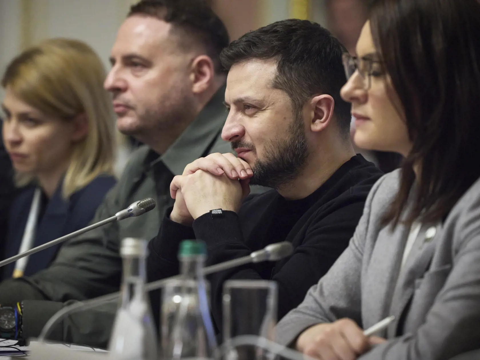 WA 30 Kyjev - Ukrajinský prezident Volodymyr Zelenskyj (druhý sprava) počúva počas summitu EÚ-Ukrajina v Kyjeve v piatok 3. februára 2023. FOTO TASR/AP

Ukrainian President Volodymyr Zelenskyy, second right, listens to statements during the EU-Ukraine summit in Kyiv, Ukraine, Friday, Feb. 3, 2023. (Ukrainian Presidential Press Office via AP)