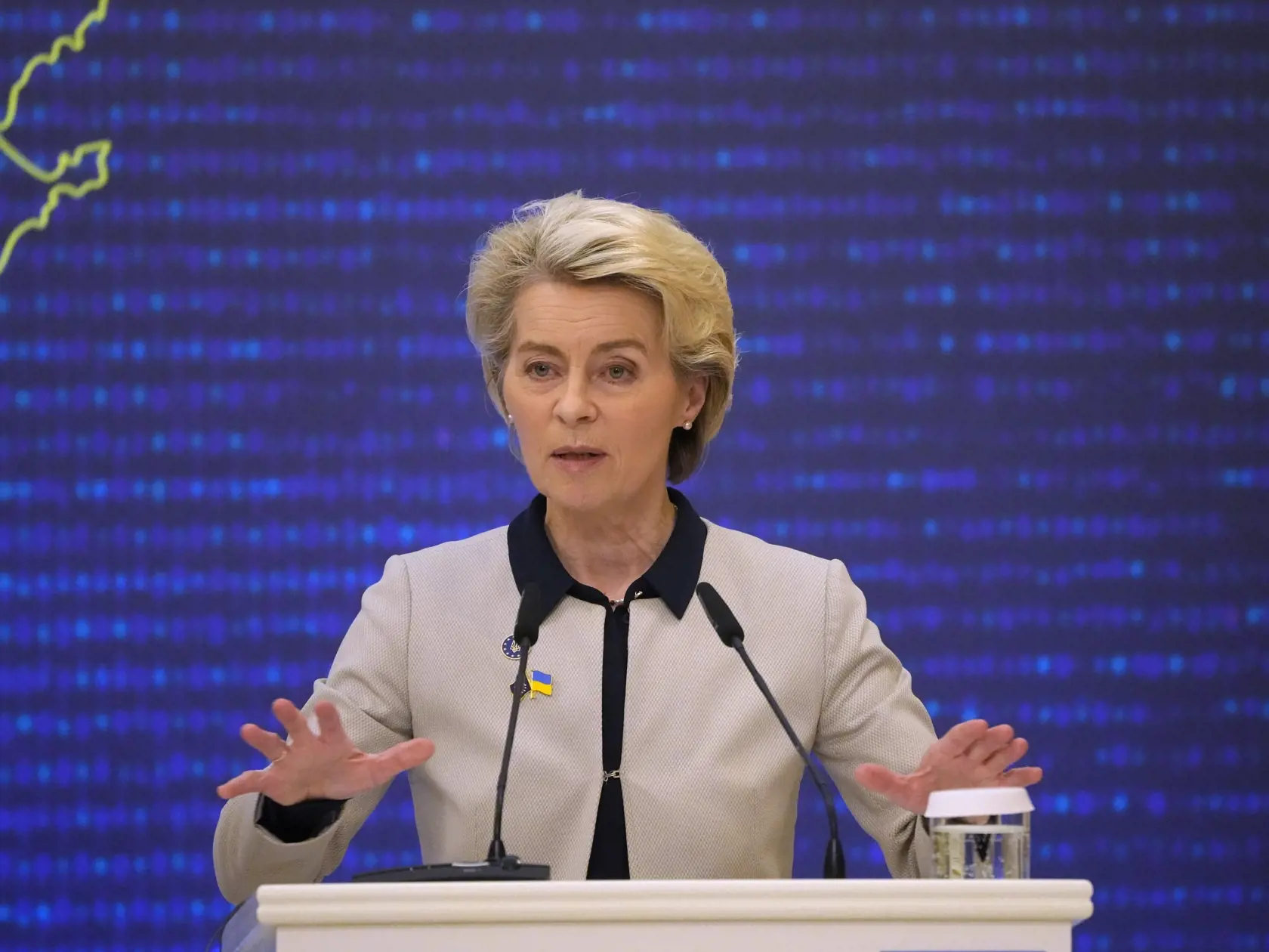 WA 32 Kyjev - Predsedníčka Európskej komisie Ursula von der Leyenová gestikuluje počas tlačovej konferencie po summite EÚ-Ukrajina v Kyjeve v piatok 3. februára 2023. FOTO TASR/AP

Leyen addresses a media conference after the EU-Ukraine summit in Kyiv, Ukraine, Friday, Feb. 3, 2023. (AP Photo/Efrem Lukatsky)