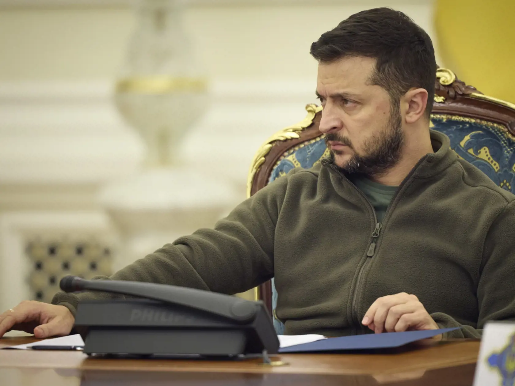 JB 31 Kyjev - Ukrajinský prezident Volodymyr Zelenskyj vedie zasadnutie Rady národnej bezpečnosti a obrany Ukrajiny (RNBO) v súvislosti s plánovanou anexiou štyroch oblastí na východe a juhu krajiny Ruskom, v Kyjeve 30. septembra 2022. Ukrajina podáva žiadosť o "zrýchlený" vstup do Severoatlantickej aliancie (NATO). V piatok to vyhlásil ukrajinský prezident Volodymyr Zelenskyj po tom, ako jeho ruský náprotivok Vladimir Putin podpísal zmluvy o pričlenení okupovaných regiónov Ukrajiny k Rusku. TAS