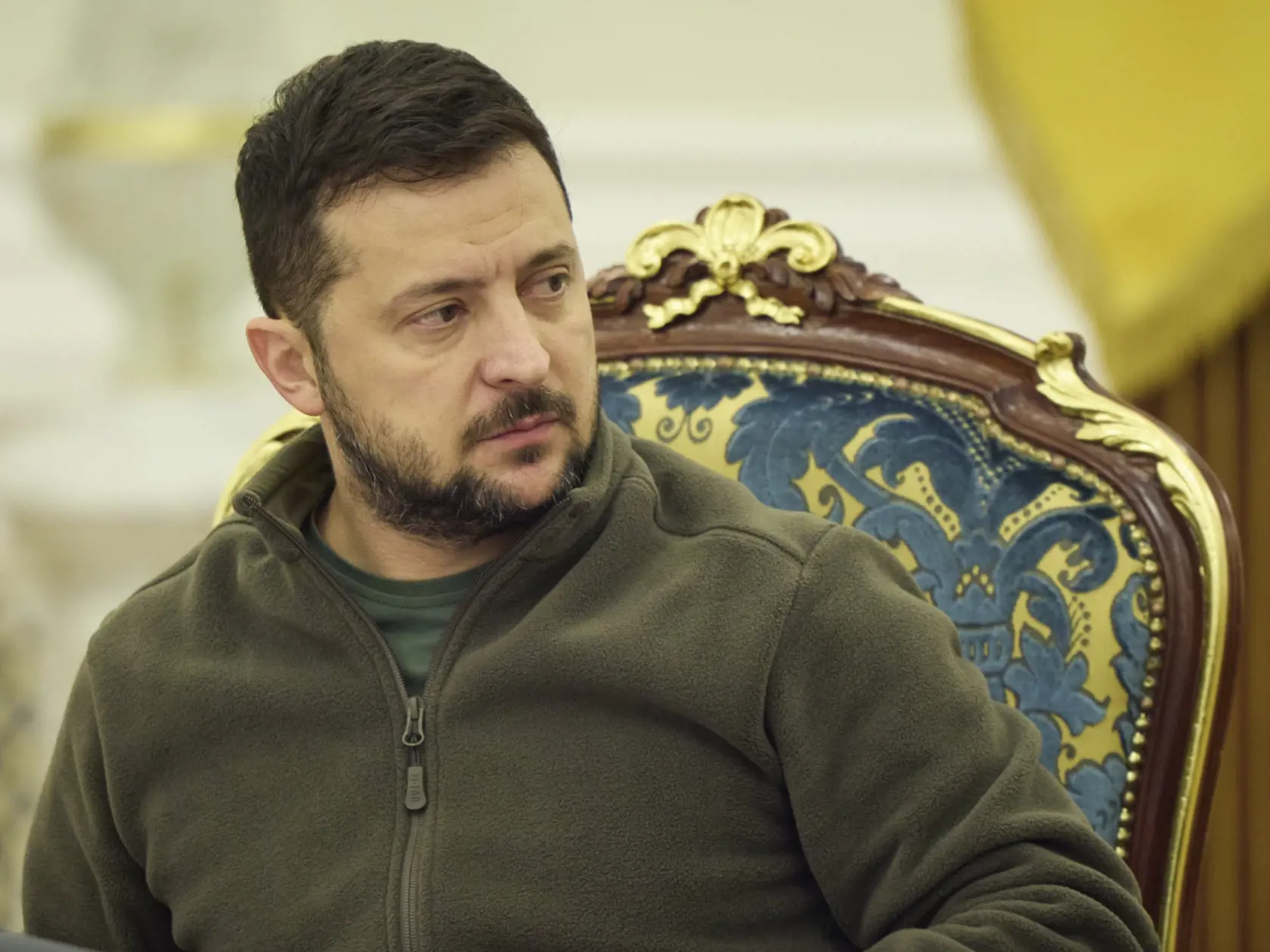 JB 29 Kyjev - Ukrajinský prezident Volodymyr Zelenskyj vedie zasadnutie Rady národnej bezpečnosti a obrany Ukrajiny (RNBO) v súvislosti s plánovanou anexiou štyroch oblastí na východe a juhu krajiny Ruskom, v Kyjeve 30. septembra 2022. Ukrajina podáva žiadosť o "zrýchlený" vstup do Severoatlantickej aliancie (NATO). V piatok to vyhlásil ukrajinský prezident Volodymyr Zelenskyj po tom, ako jeho ruský náprotivok Vladimir Putin podpísal zmluvy o pričlenení okupovaných regiónov Ukrajiny k Rusku. TAS