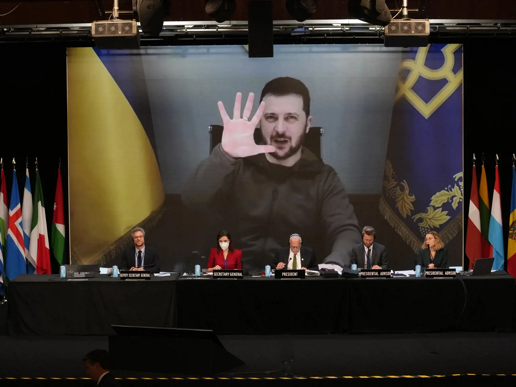 KK51 Madrid - Na snímke ukrajinský prezident Volodymyr Zelenskyj vystupuje prostredníctvom videokonferencie počas záverečného dňa výročného zasadnutia Parlamentného zhromaždenia NATO 21. novembra 2022 v Madride. FOTO TASR/AP
Ukrainian President Volodymyr Zelenskyy appears on a large screen as he speaks via video conference during the 68th Annual Session of the NATO Parliamentary Assembly in Madrid, Spain, Monday, Nov. 21, 2022. (AP Photo/Andrea Comas)