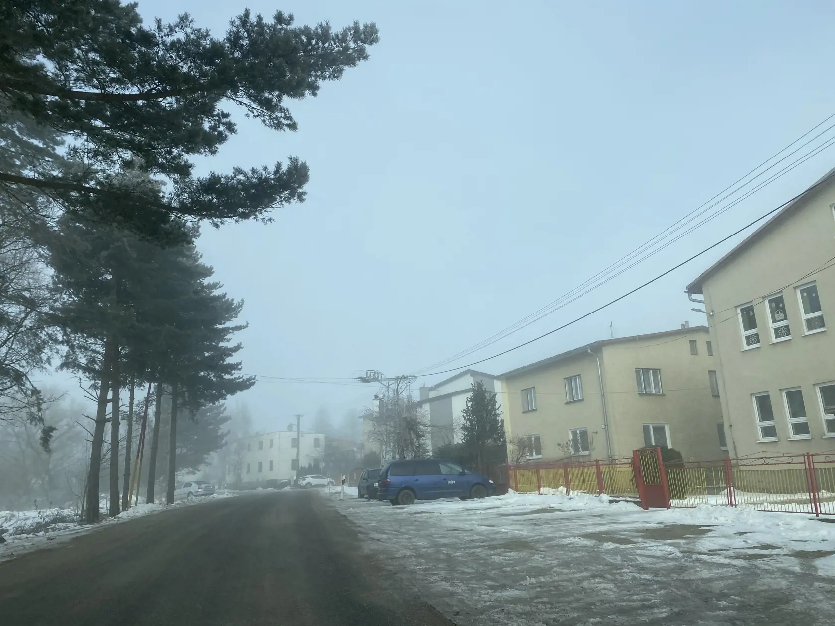 Obec Vojňany v Kežmarskom okrese. Tu postavil dom na otčimovom pozemku Ján Románek. Dedinčania zostali v šoku, keď zistili, že je usvedčeným sériovým vrahom.