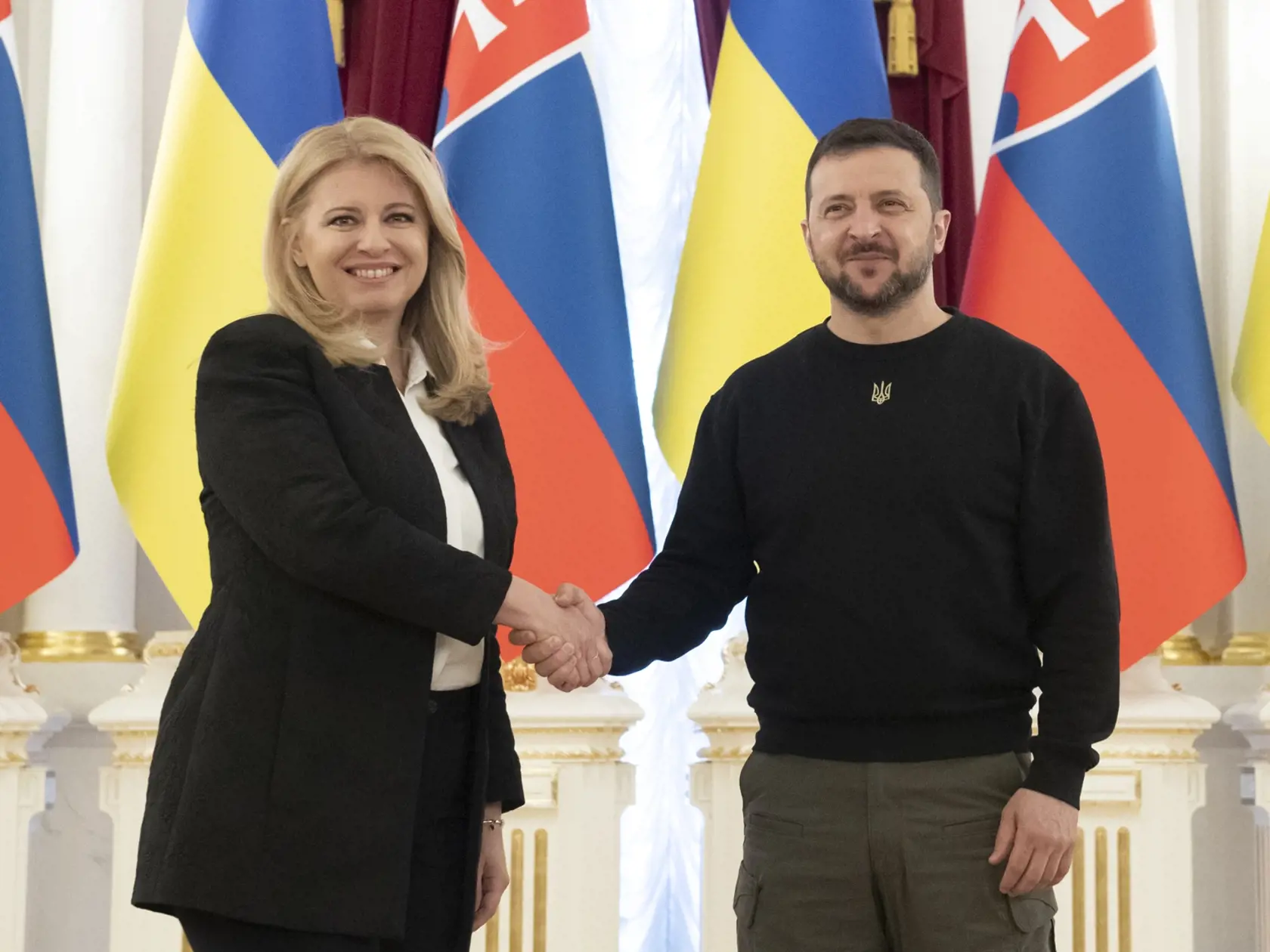 Na snímke vľavo prezidentka SR Zuzana Čaputová a vpravo prezident Ukrajiny Volodymir Zelenskyj počas privítania pred ich strenutím v Kyjeve v piatok 28. apríla 2023.